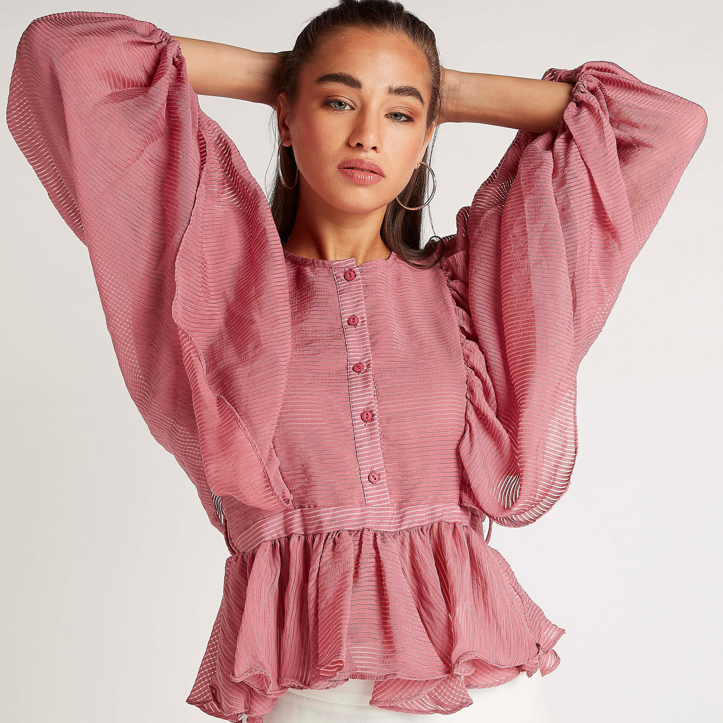 بلوزة مخطّطة بكشكشة من الخصر وأكمام منفوخة-women-clothing-shirtsandblouses-blouses-image-1