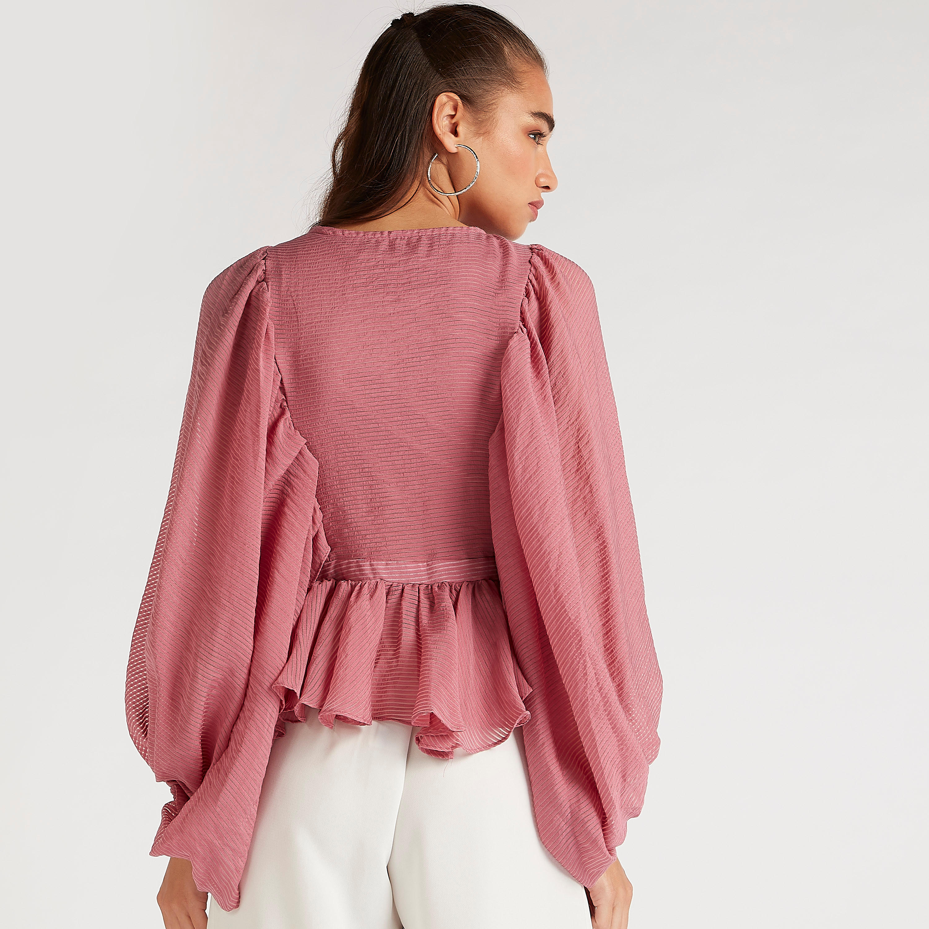 بلوزة مخطّطة بكشكشة من الخصر وأكمام منفوخة-women-clothing-shirtsandblouses-blouses-image-4