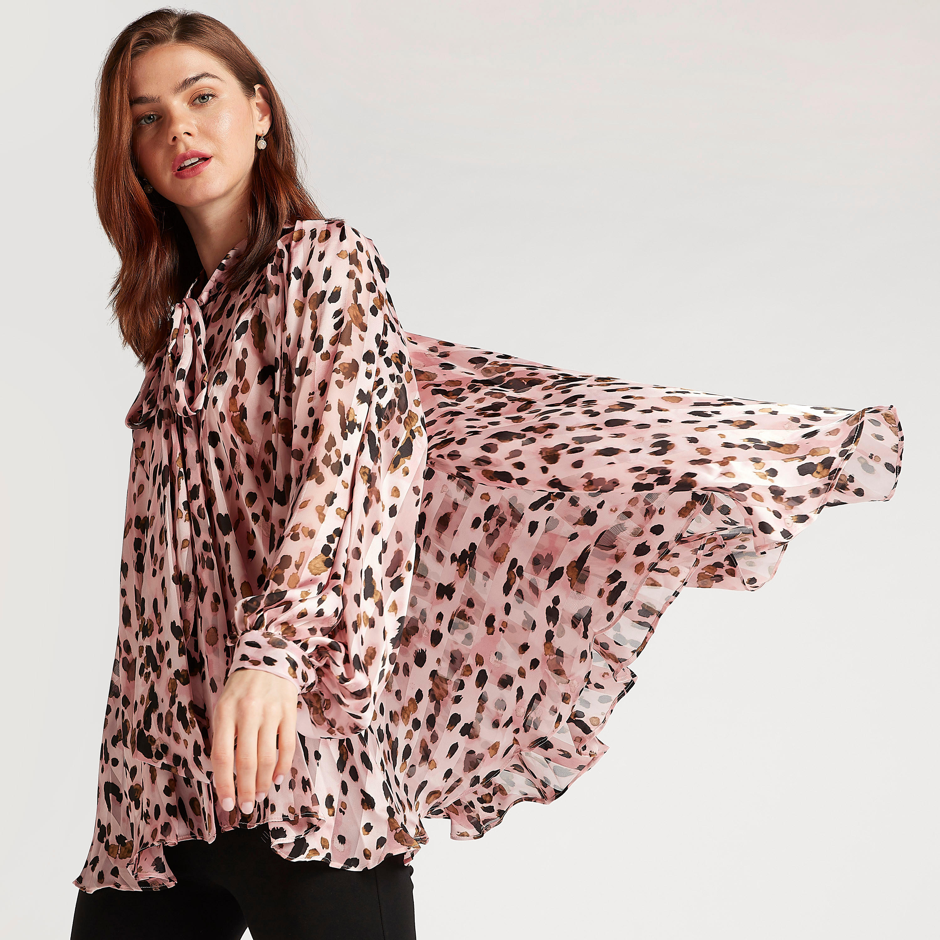 بلوزة بطبعات وربطة عنق وأكمام طويلة من تو إكستريمز-women-clothing-shirtsandblouses-blouses-image-1