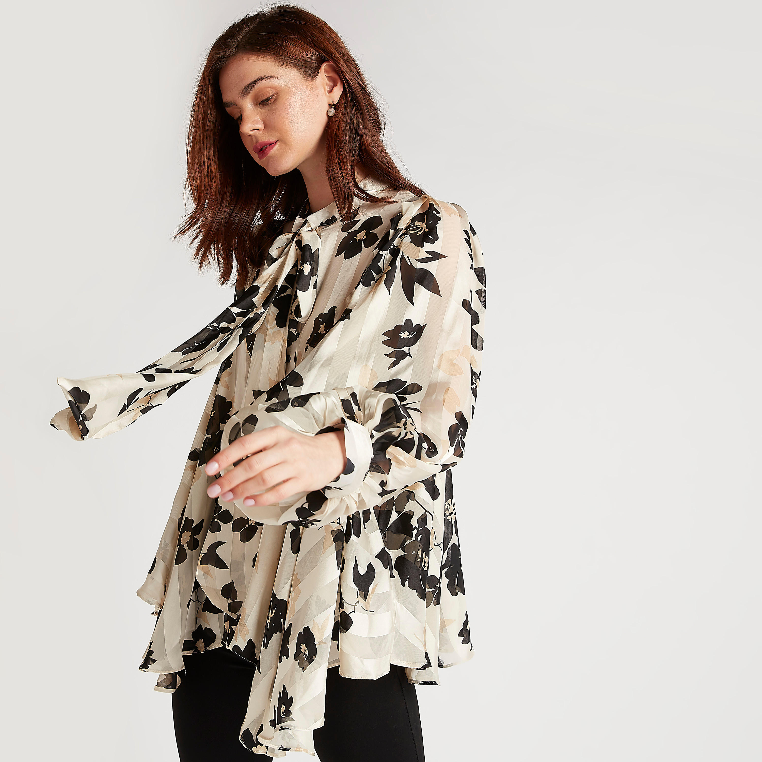بلوزة بطبعات أزهار وربطة عنق وأكمام طويلة من تو إكستريمز-women-clothing-shirtsandblouses-blouses-image-1