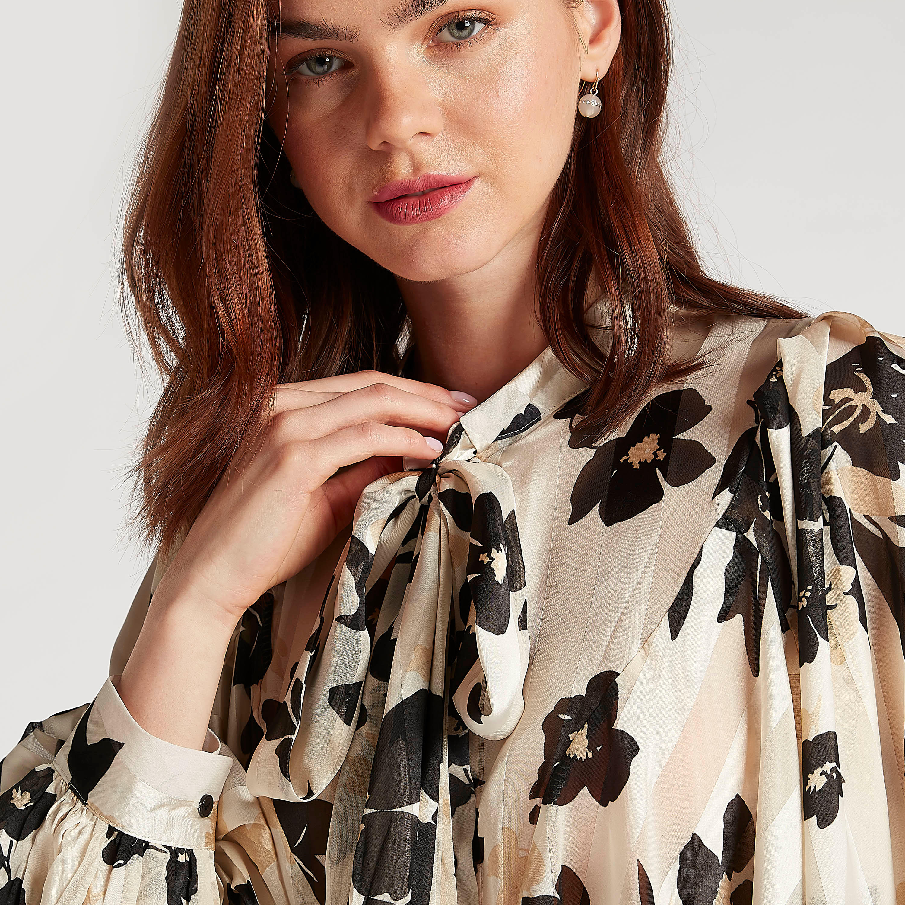 بلوزة بطبعات أزهار وربطة عنق وأكمام طويلة من تو إكستريمز-women-clothing-shirtsandblouses-blouses-image-3