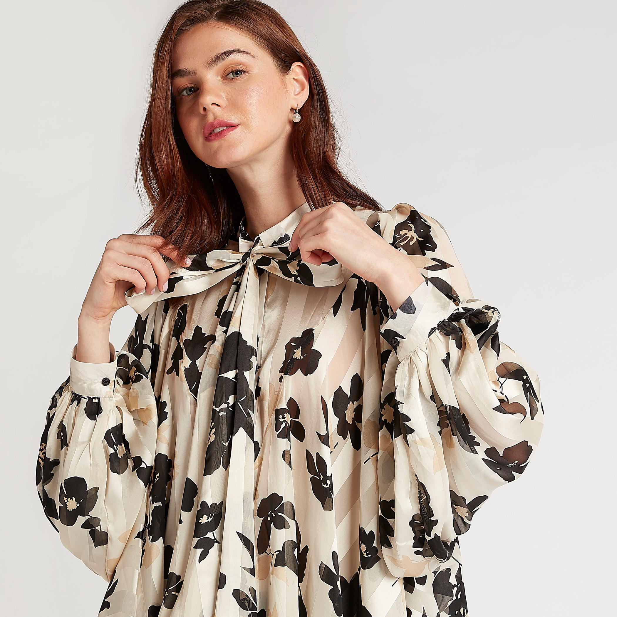 بلوزة بطبعات أزهار وربطة عنق وأكمام طويلة من تو إكستريمز-women-clothing-shirtsandblouses-blouses-image-5