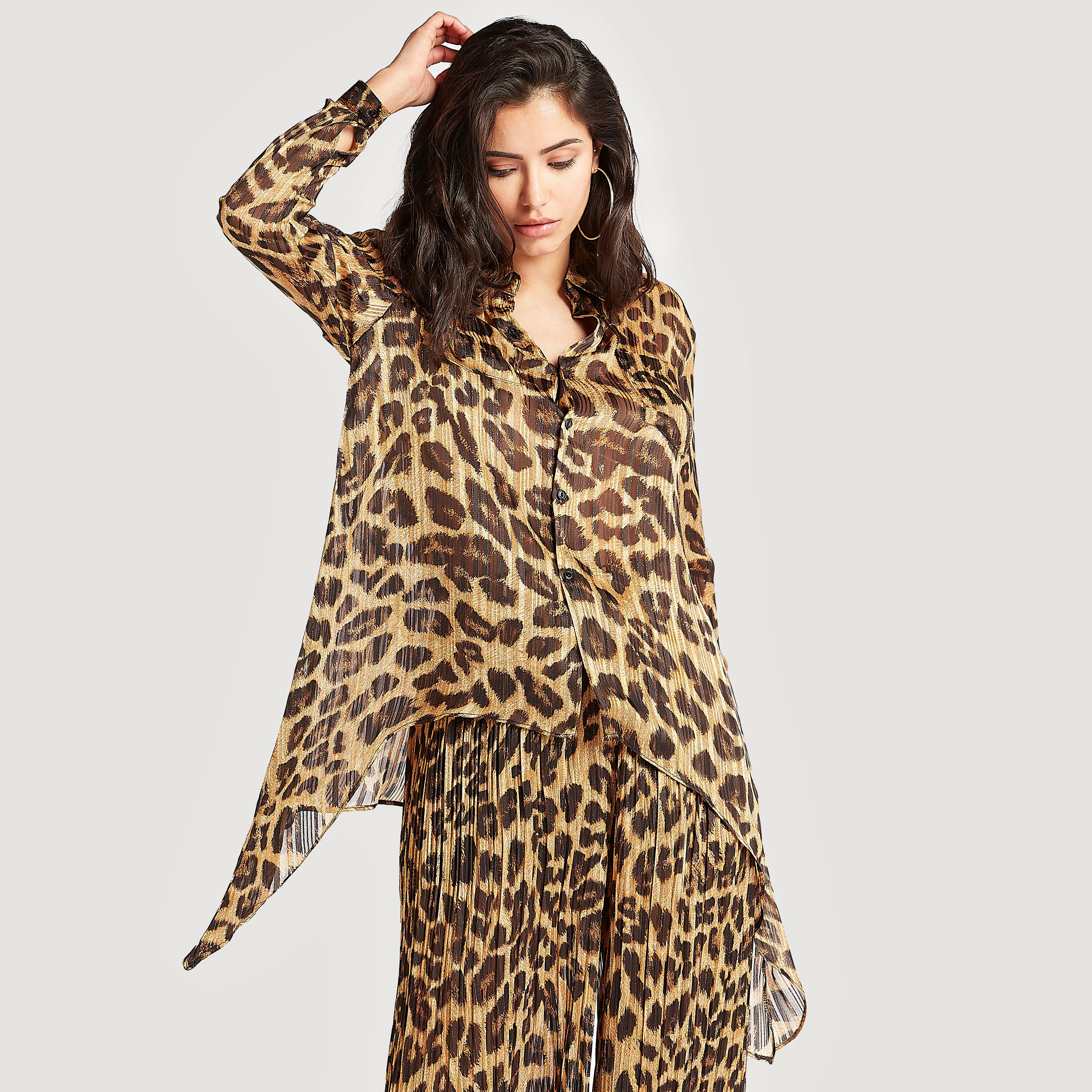 بلوزة بياقة عادية وطبعات حيوانات وجيوب على الصّدر وأكمام طويلة من تو إكستريمز-women-clothing-shirtsandblouses-blouses-image-1