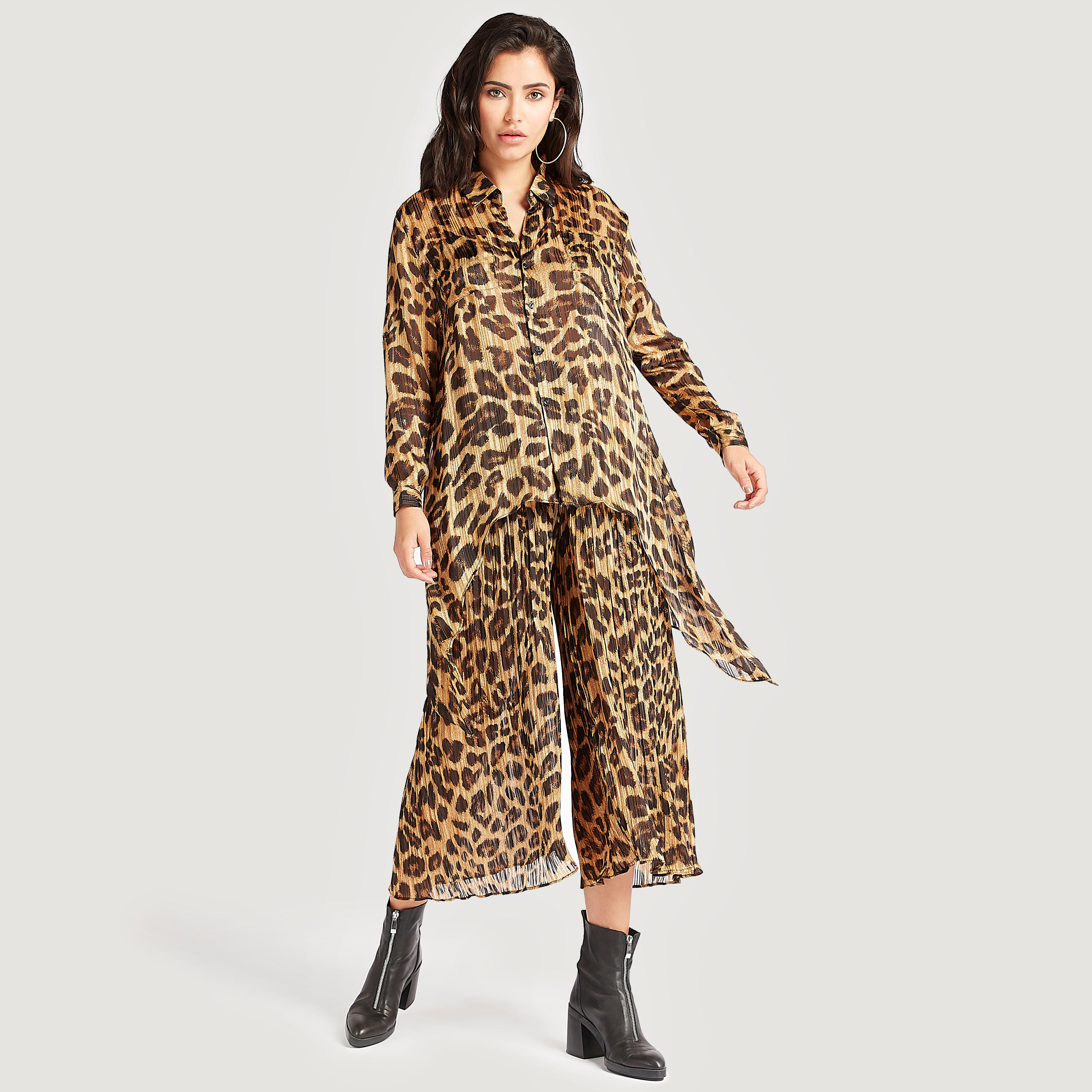 بلوزة بياقة عادية وطبعات حيوانات وجيوب على الصّدر وأكمام طويلة من تو إكستريمز-women-clothing-shirtsandblouses-blouses-image-2