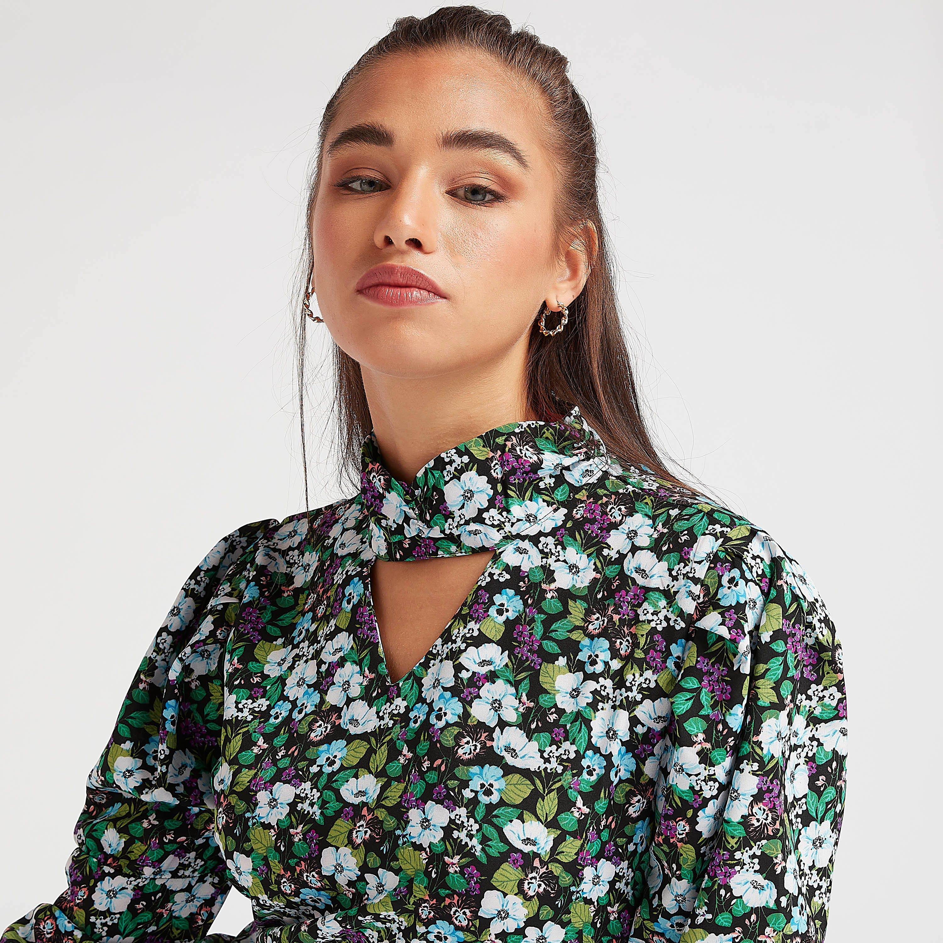 فستان ميدي إيه لاين بطبعات أزهار وياقة عالية وأكمام طويلة من تو إكستريمز-women-clothing-dresses-image-3