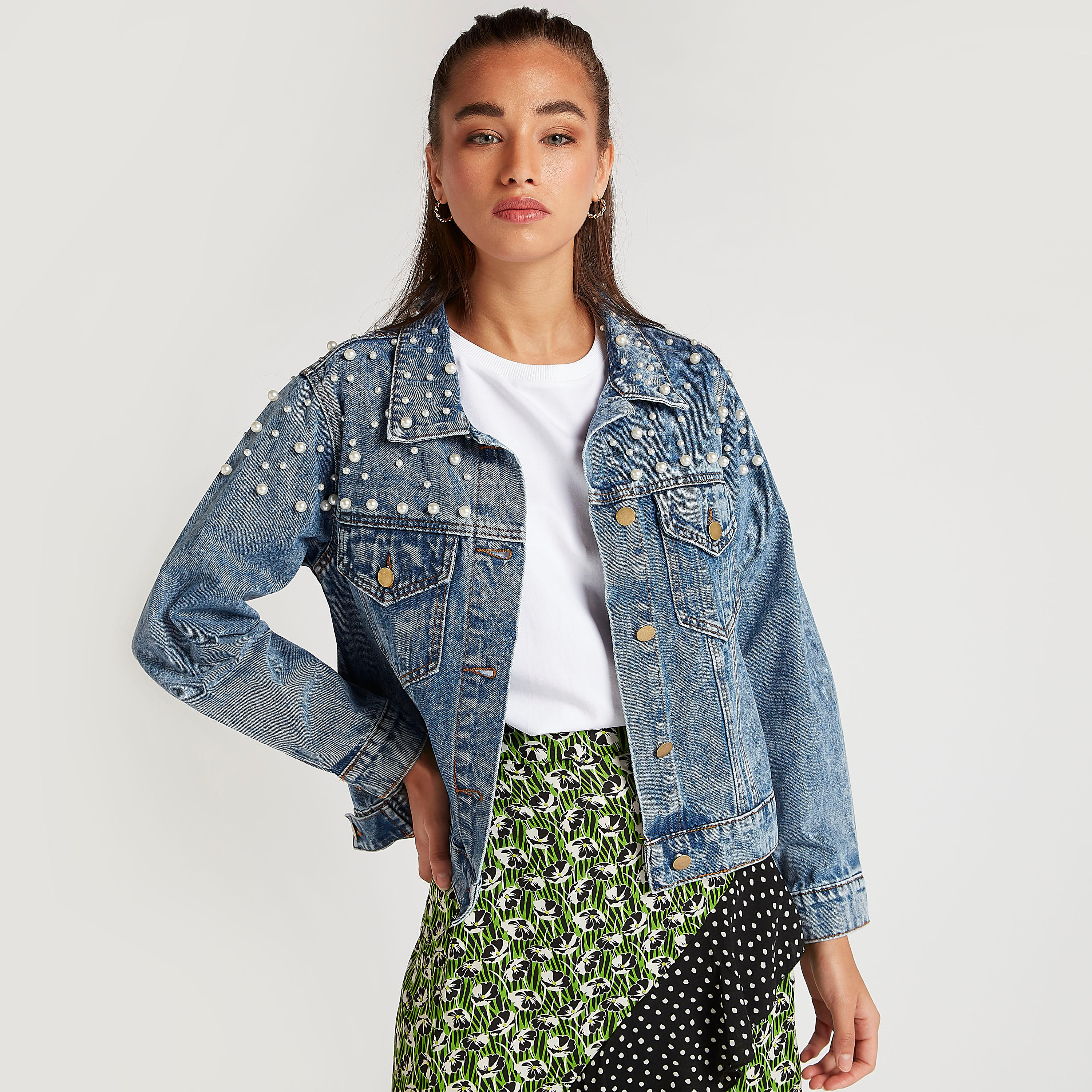 جاكيت دنيم مزيّن بلؤلؤ مع أكمام طويلة وياقة عادية من تو إكستريمز-women-winterwear-coatsandjackets-jackets-image-1