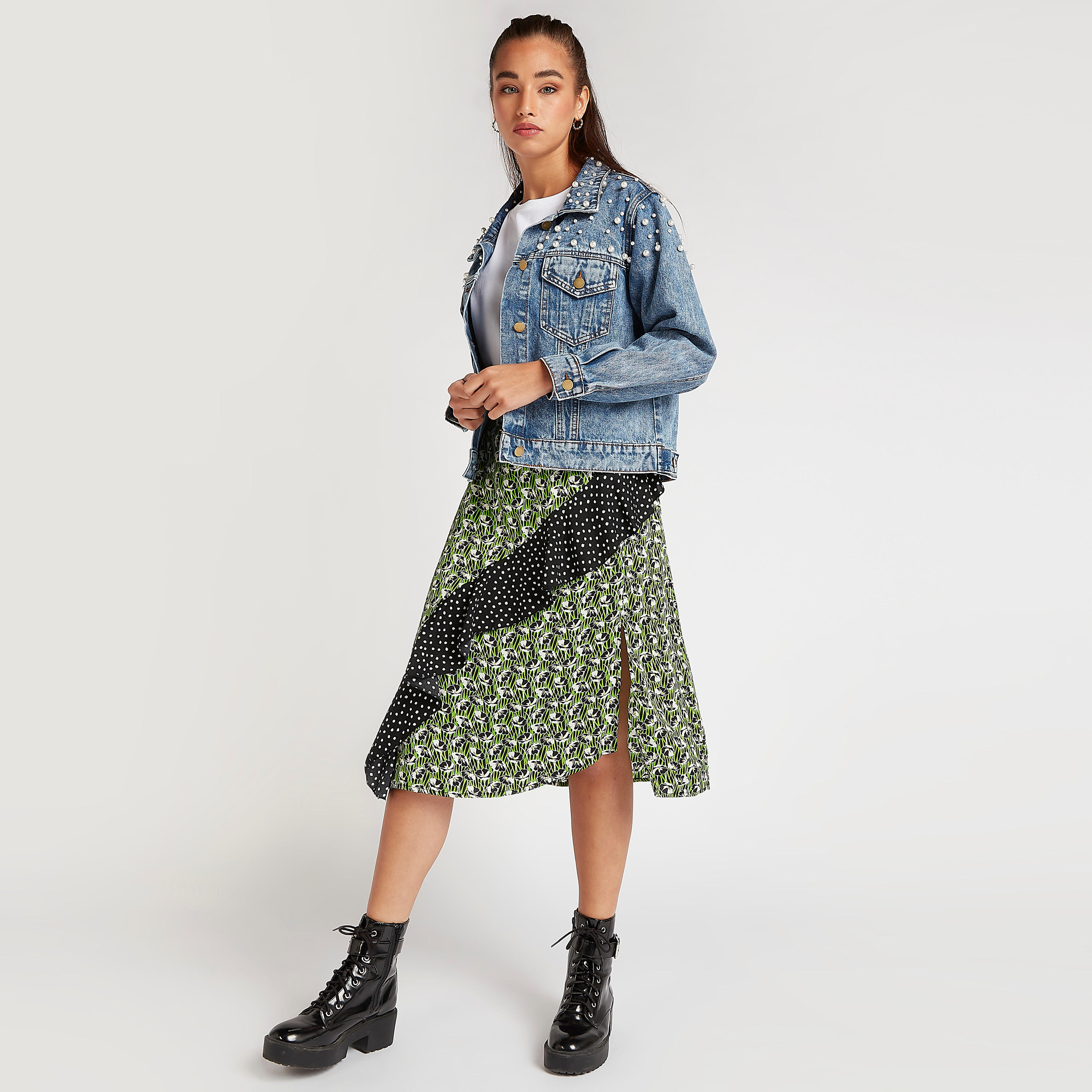 جاكيت دنيم مزيّن بلؤلؤ مع أكمام طويلة وياقة عادية من تو إكستريمز-women-winterwear-coatsandjackets-jackets-image-2