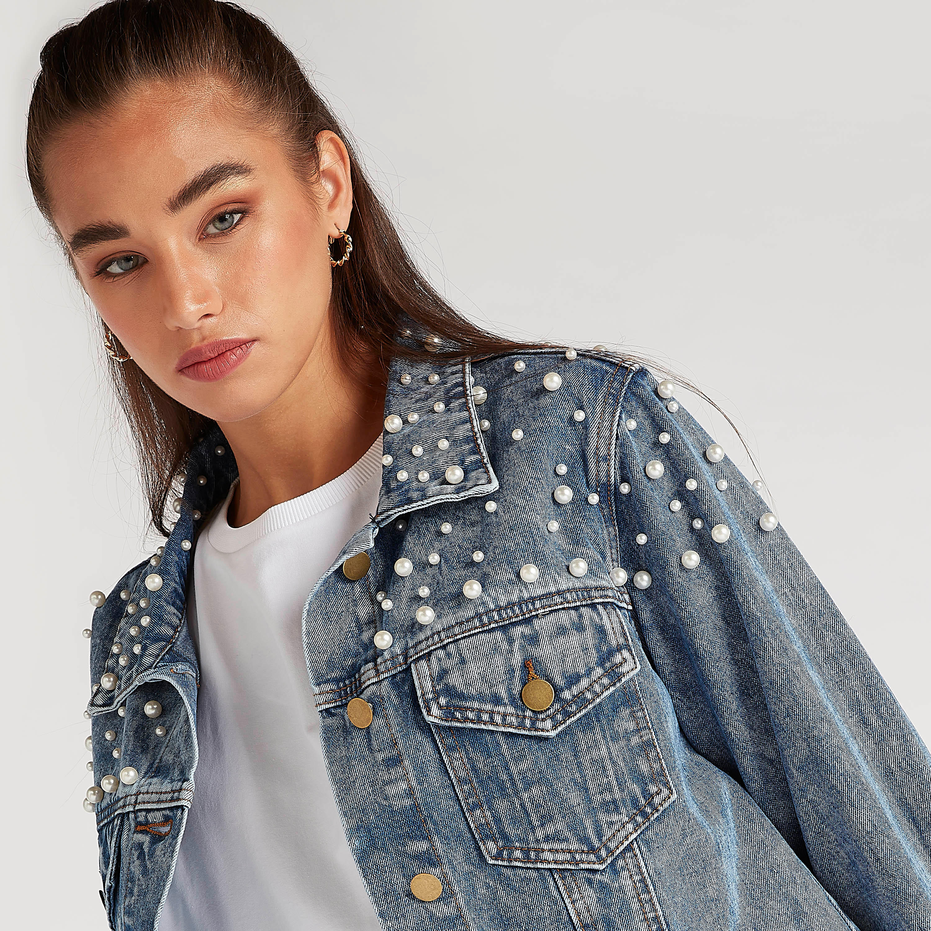 جاكيت دنيم مزيّن بلؤلؤ مع أكمام طويلة وياقة عادية من تو إكستريمز-women-winterwear-coatsandjackets-jackets-image-5