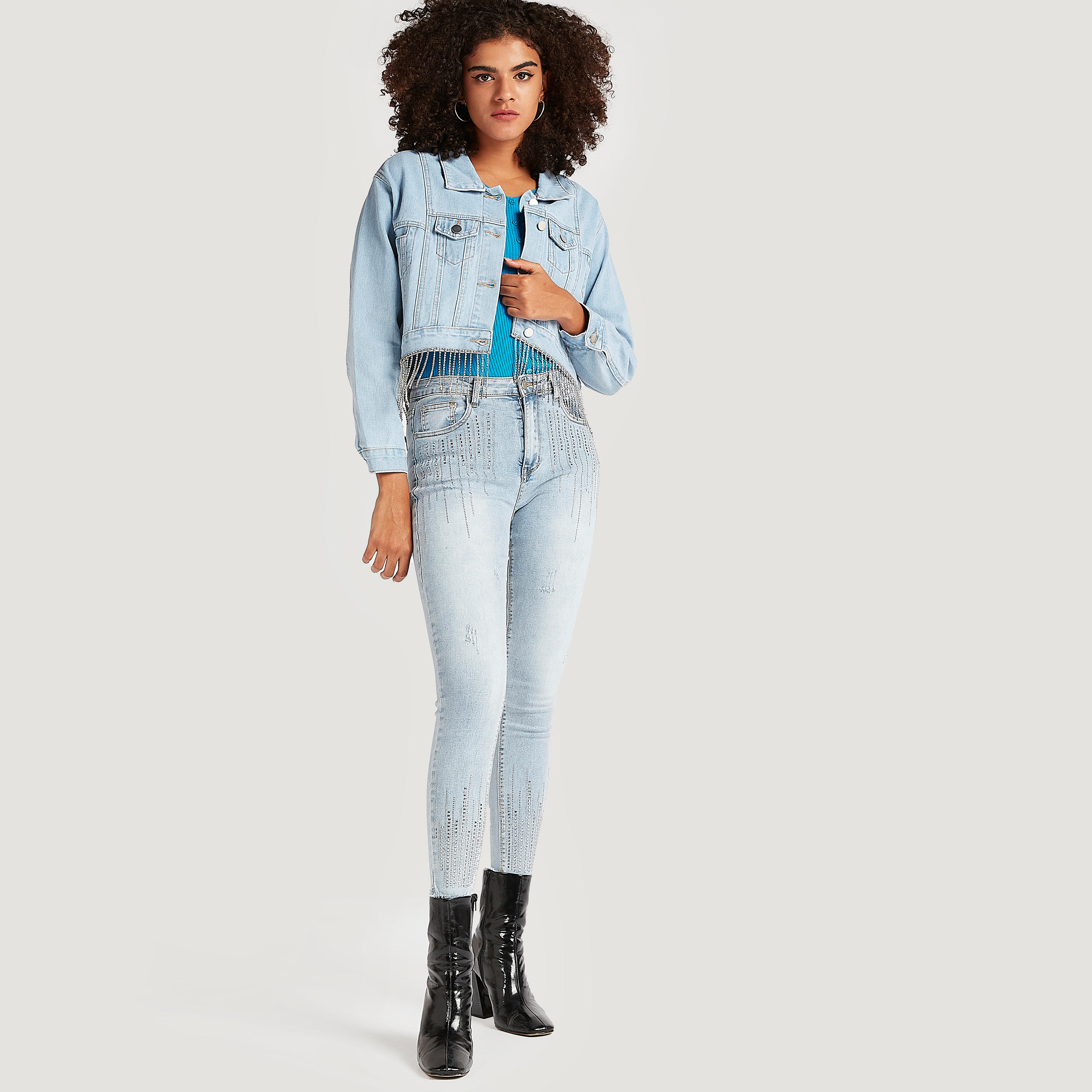 بنطلون دنيم قصير سادة بخصر متوسّط الارتفاع وأطراف مزيّنة من تو إكستريمز-women-clothing-bottoms-jeans-image-4