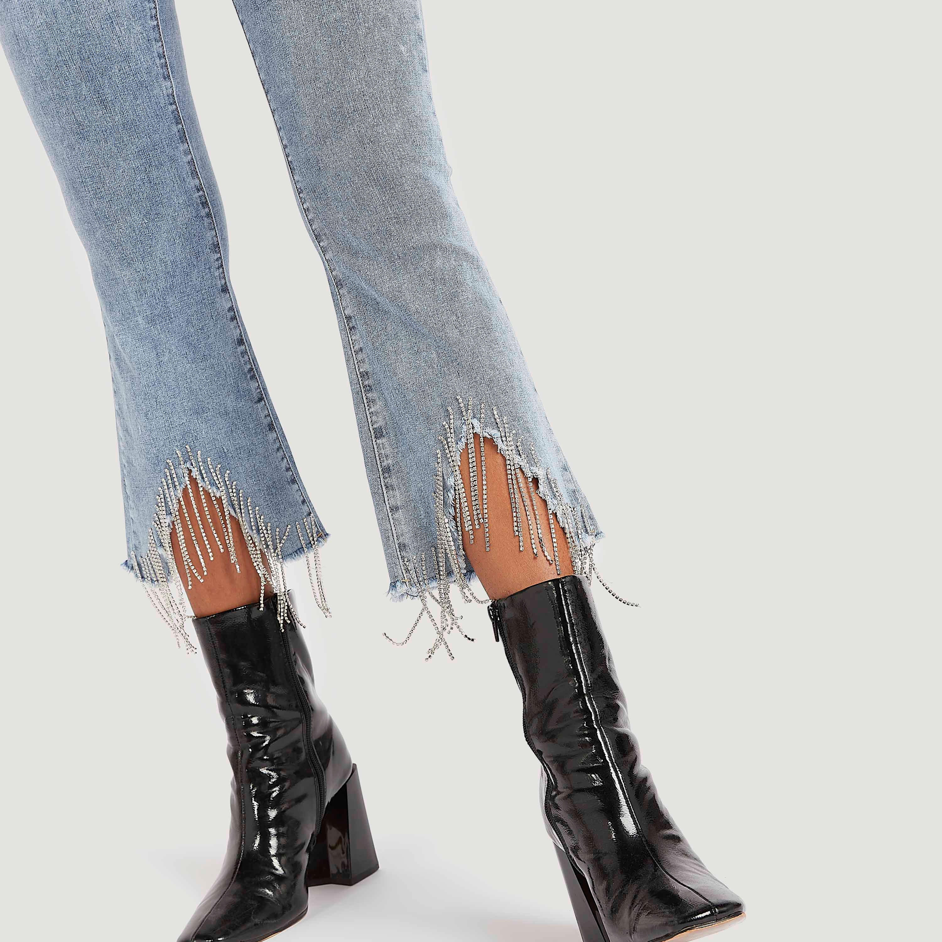 بنطلون دنيم قصير سادة بخصر متوسّط الارتفاع وأطراف مزيّنة من تو إكستريمز-women-clothing-bottoms-jeans-image-3