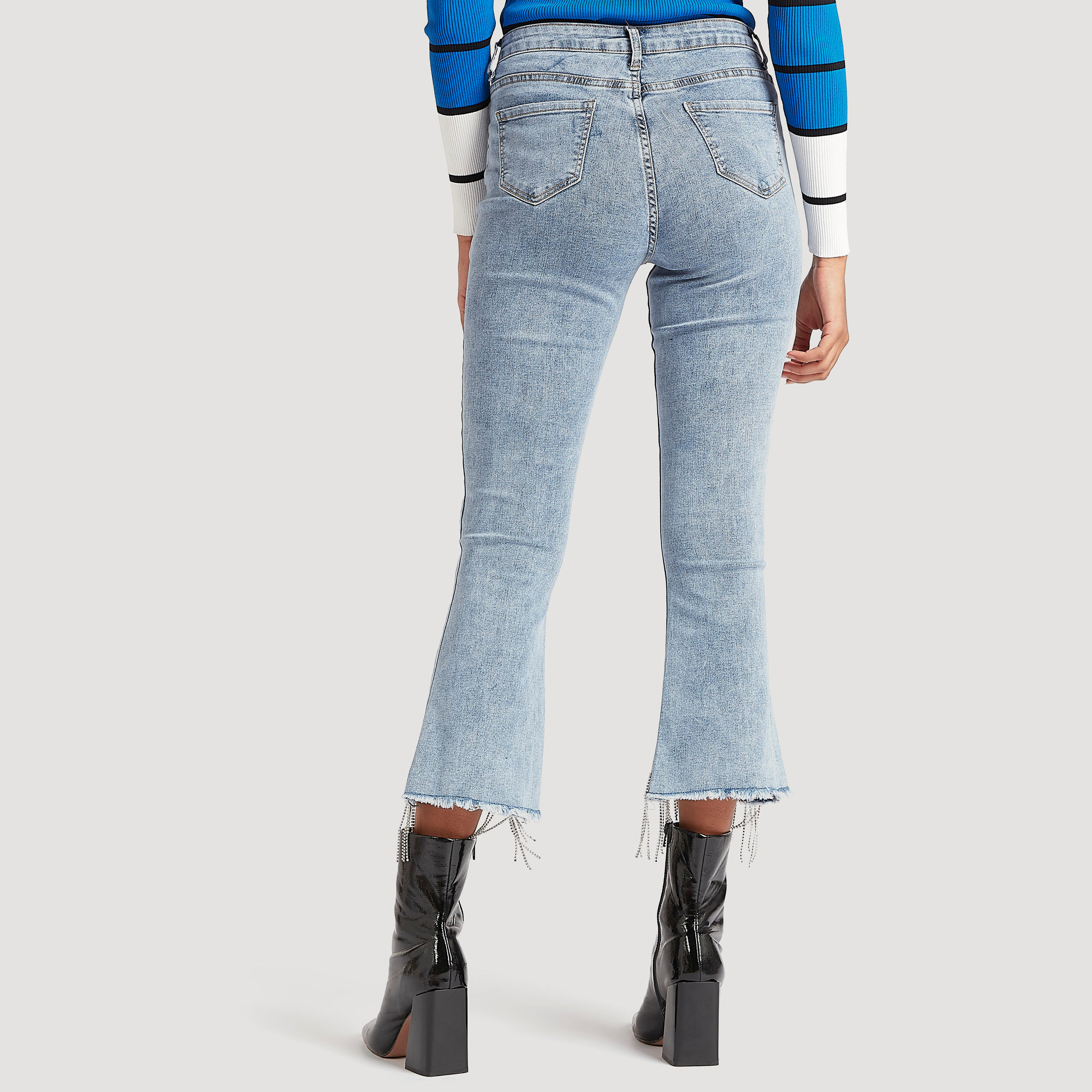 بنطلون دنيم قصير سادة بخصر متوسّط الارتفاع وأطراف مزيّنة من تو إكستريمز-women-clothing-bottoms-jeans-image-2
