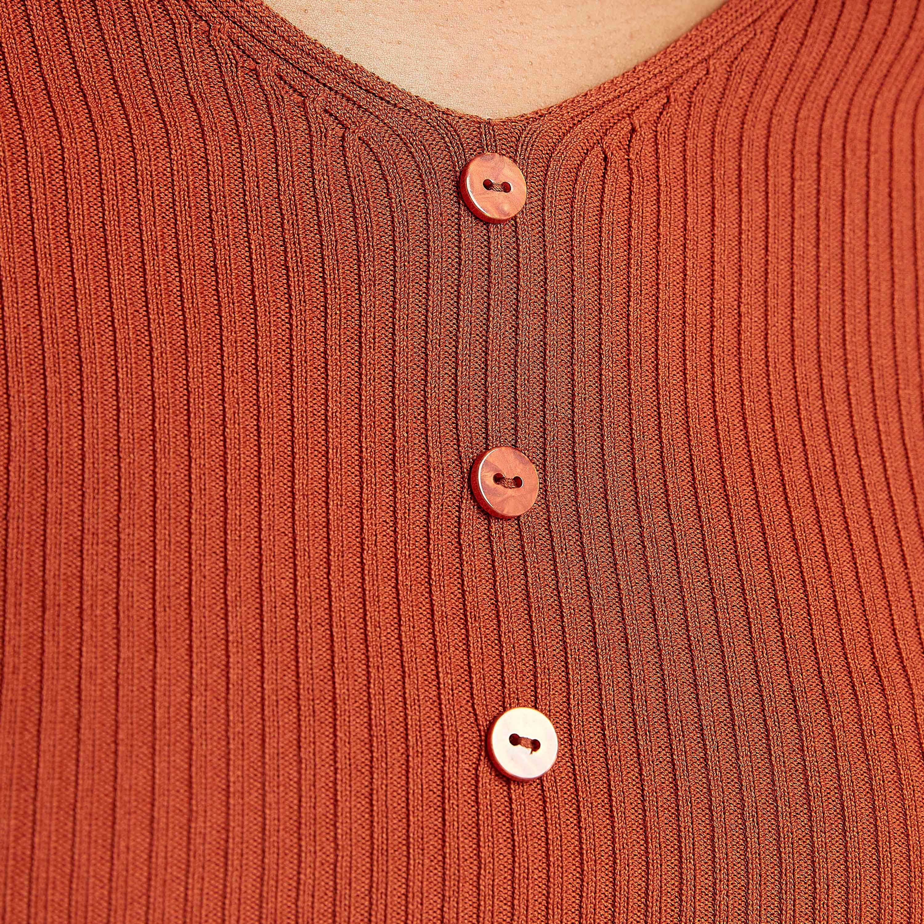 بلوزة بارزة الملمس بتفاصيل زر مع ياقة v وأكمام قصيرة من تو إكستريمز-women-clothing-shirtsandblouses-blouses-image-4