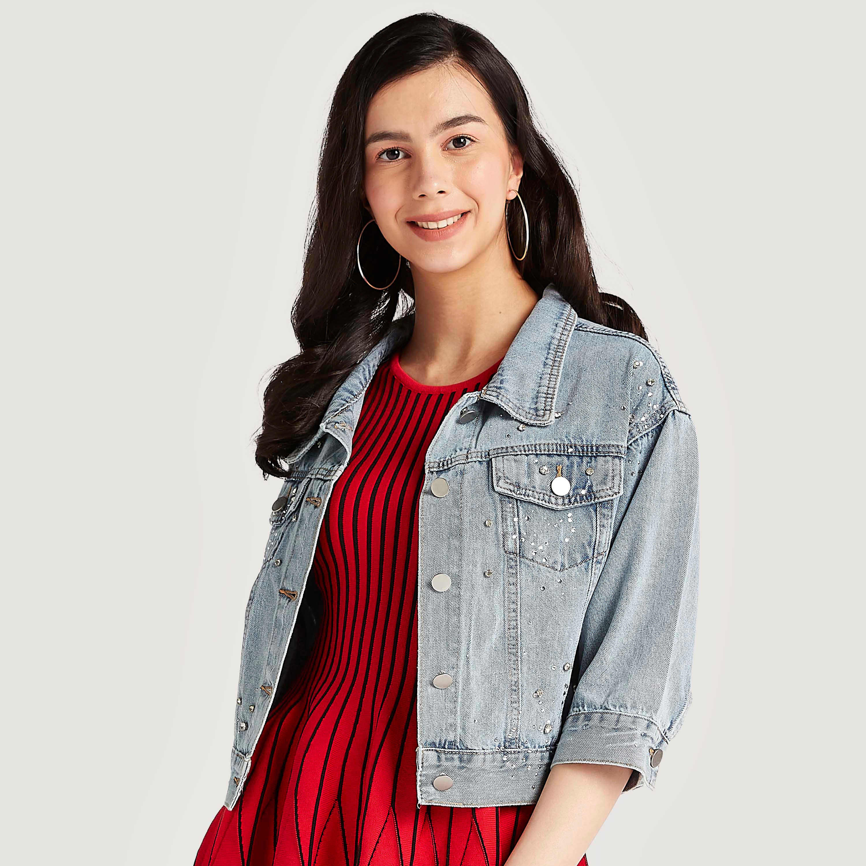 جاكيت دنيم مزيّن بجيوب بطيّة وأكمام طويلة من تو إكستريمز-women-winterwear-coatsandjackets-jackets-image-1