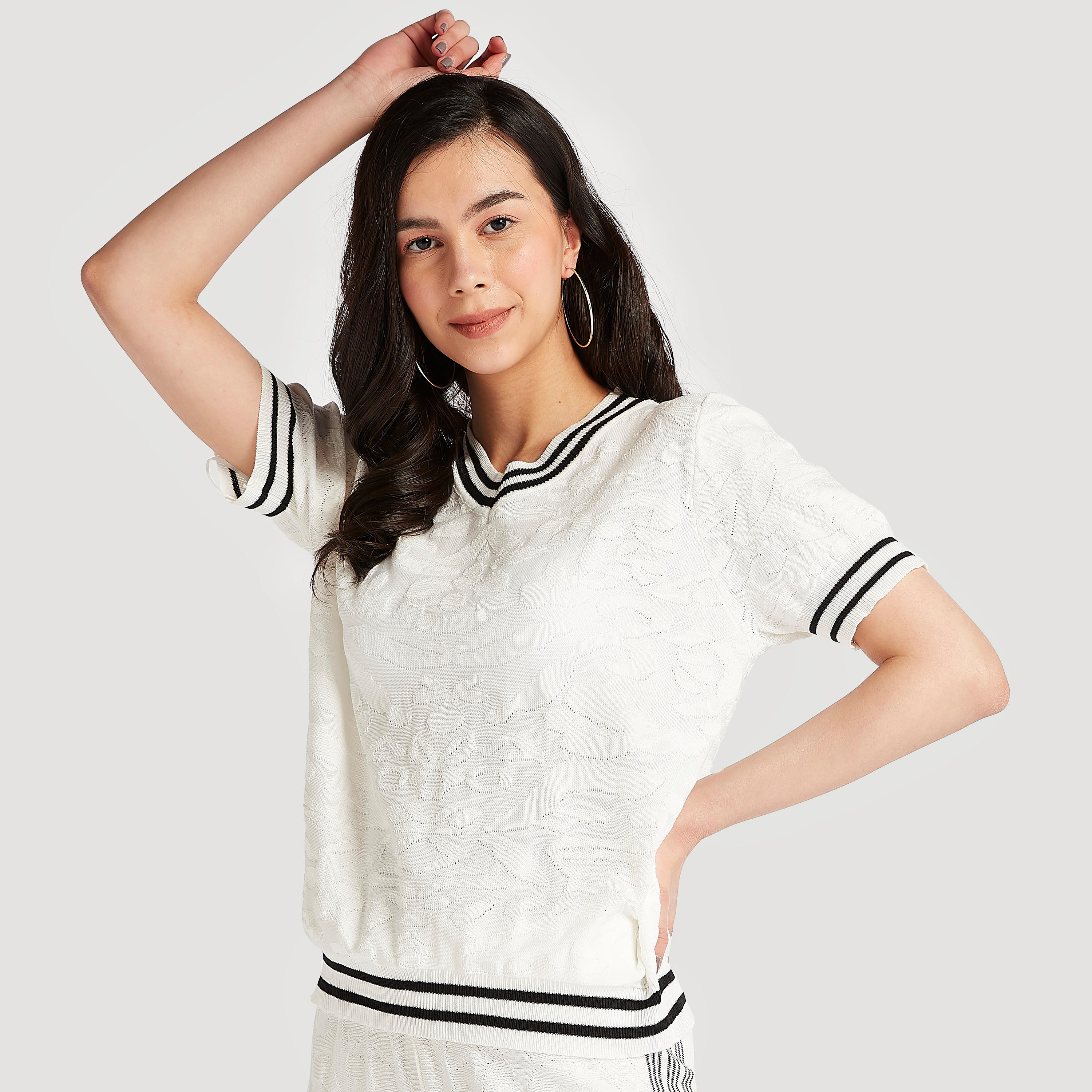 بلوزة بارزة الملمس بياقة v وأكمام قصيرة من تو إكستريمز-women-clothing-shirtsandblouses-blouses-image-1