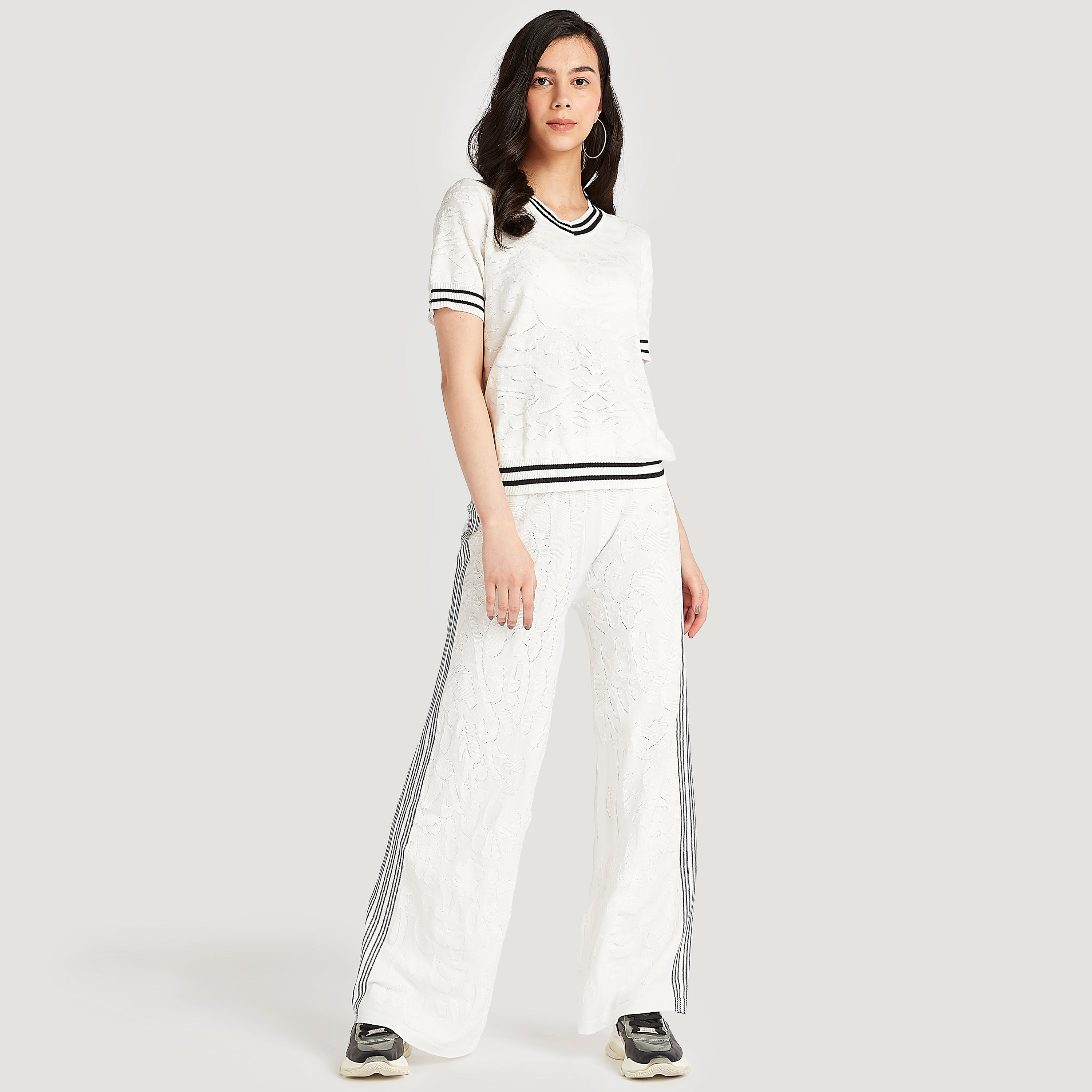 بلوزة بارزة الملمس بياقة v وأكمام قصيرة من تو إكستريمز-women-clothing-shirtsandblouses-blouses-image-2