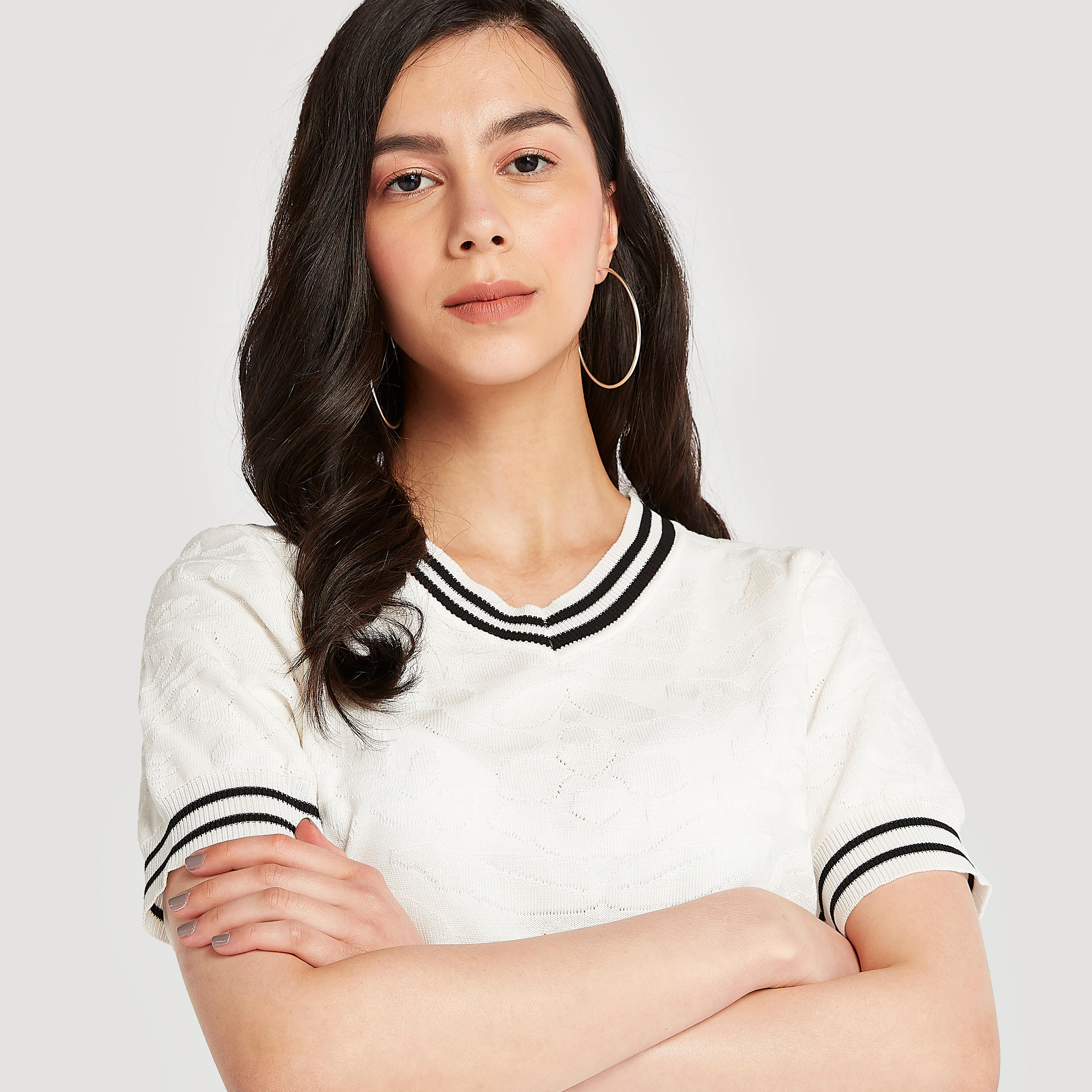 بلوزة بارزة الملمس بياقة v وأكمام قصيرة من تو إكستريمز-women-clothing-shirtsandblouses-blouses-image-3