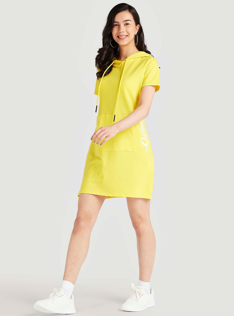 فستان جامبر قصير بطبعات وقبّعة وأكمام قصيرة من تو إكستريمز-women-clothing-dresses-image-2