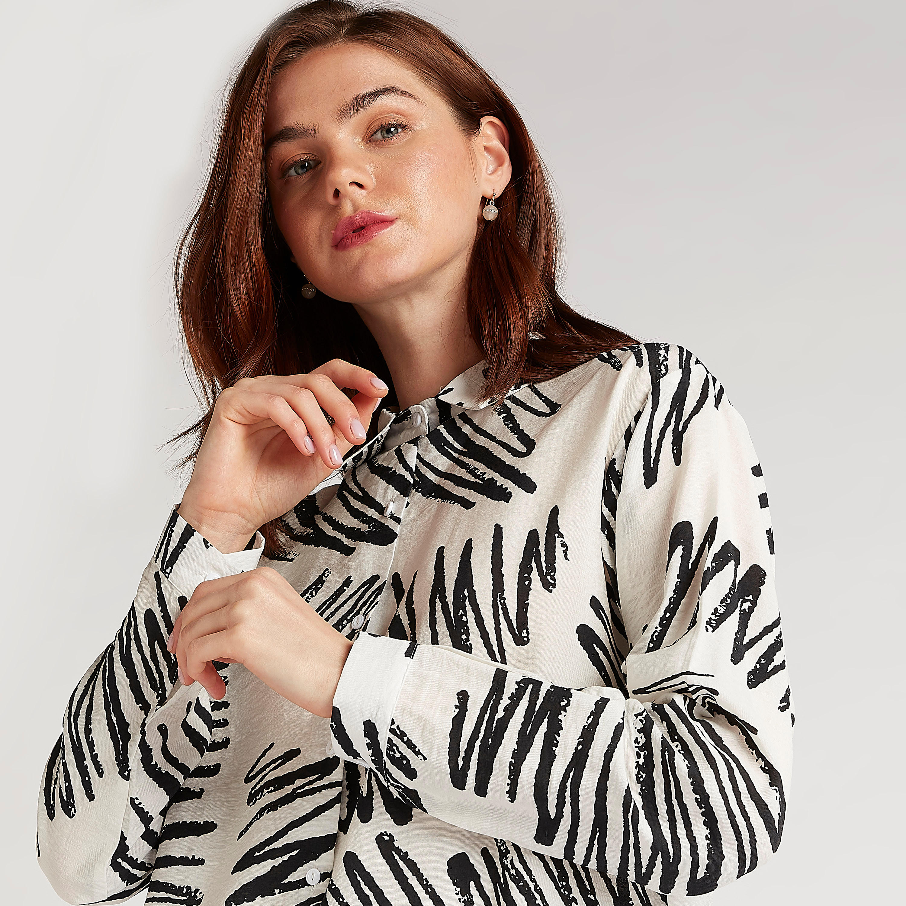 قميص بياقة عادية وأكمام طويلة وقصّة مريحة وطبعات من تو إكستريمز-women-clothing-shirtsandblouses-shirts-image-3