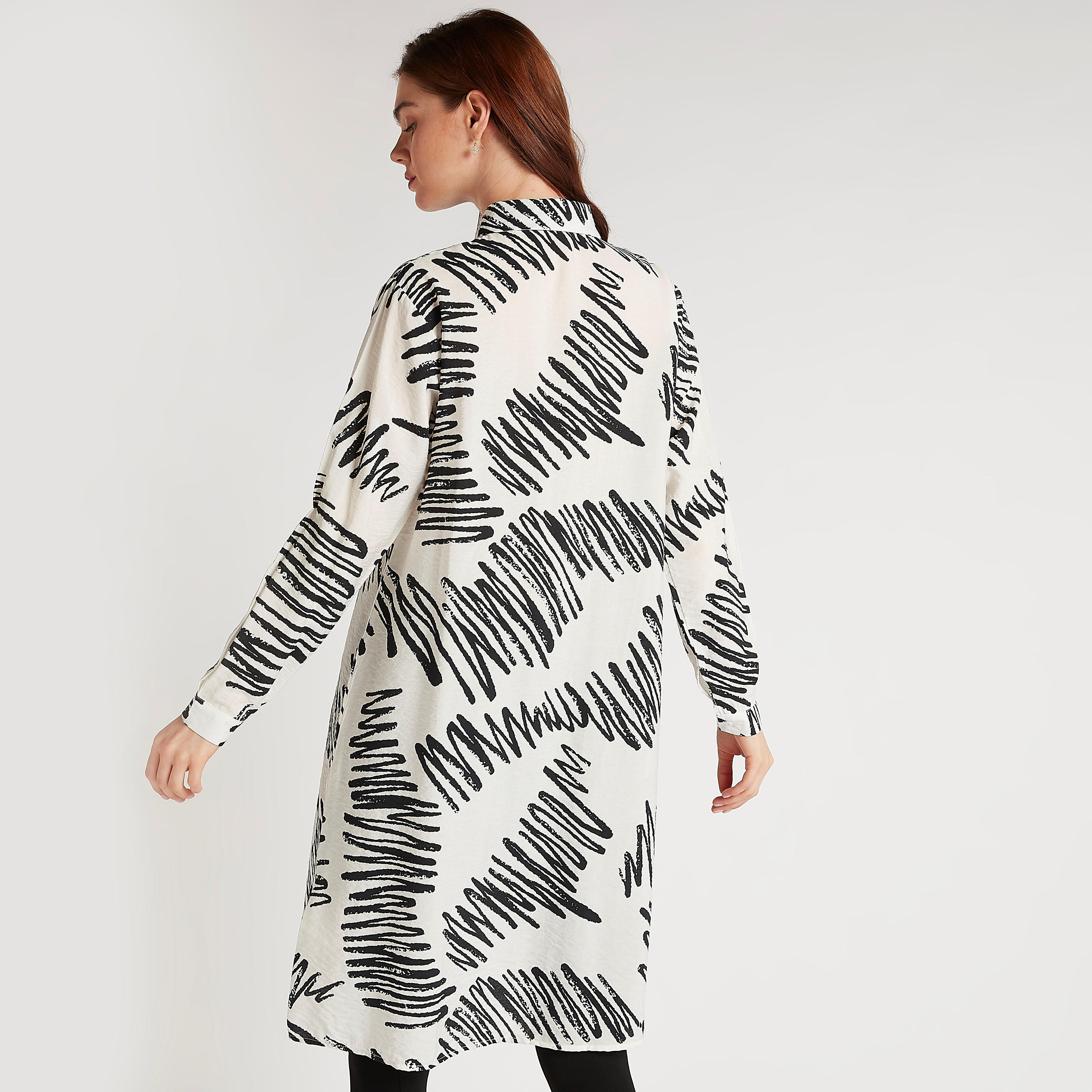 قميص بياقة عادية وأكمام طويلة وقصّة مريحة وطبعات من تو إكستريمز-women-clothing-shirtsandblouses-shirts-image-4