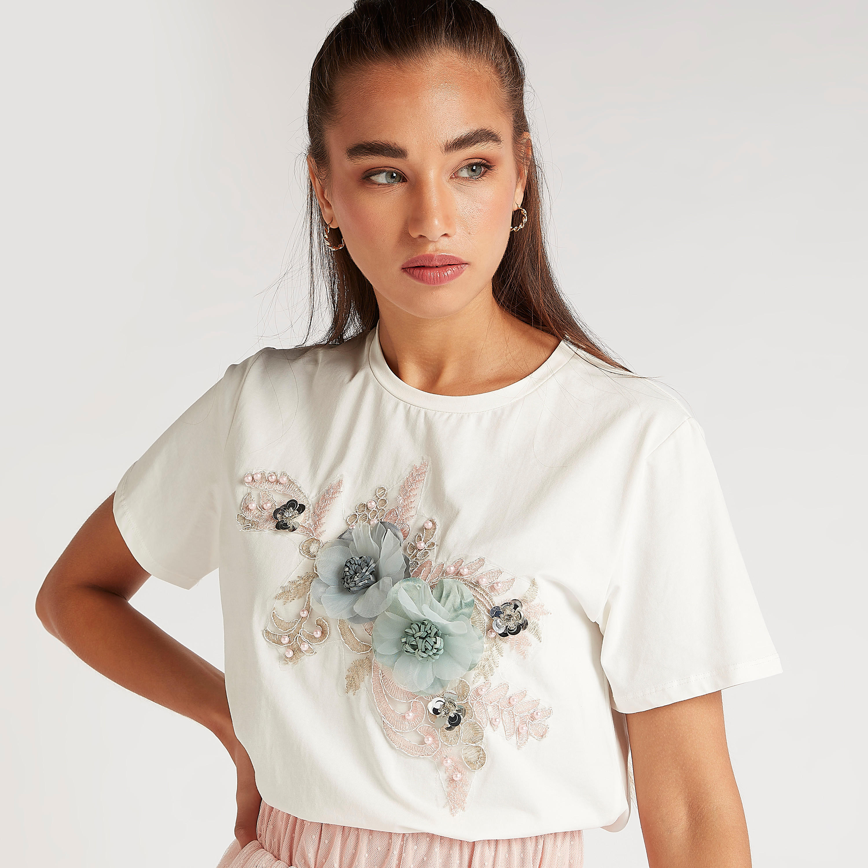 تيشيرت بياقة ضيّقة وأكمام قصيرة وطبعات أزهار من تو إكستريمز-women-clothing-tshirts-image-1