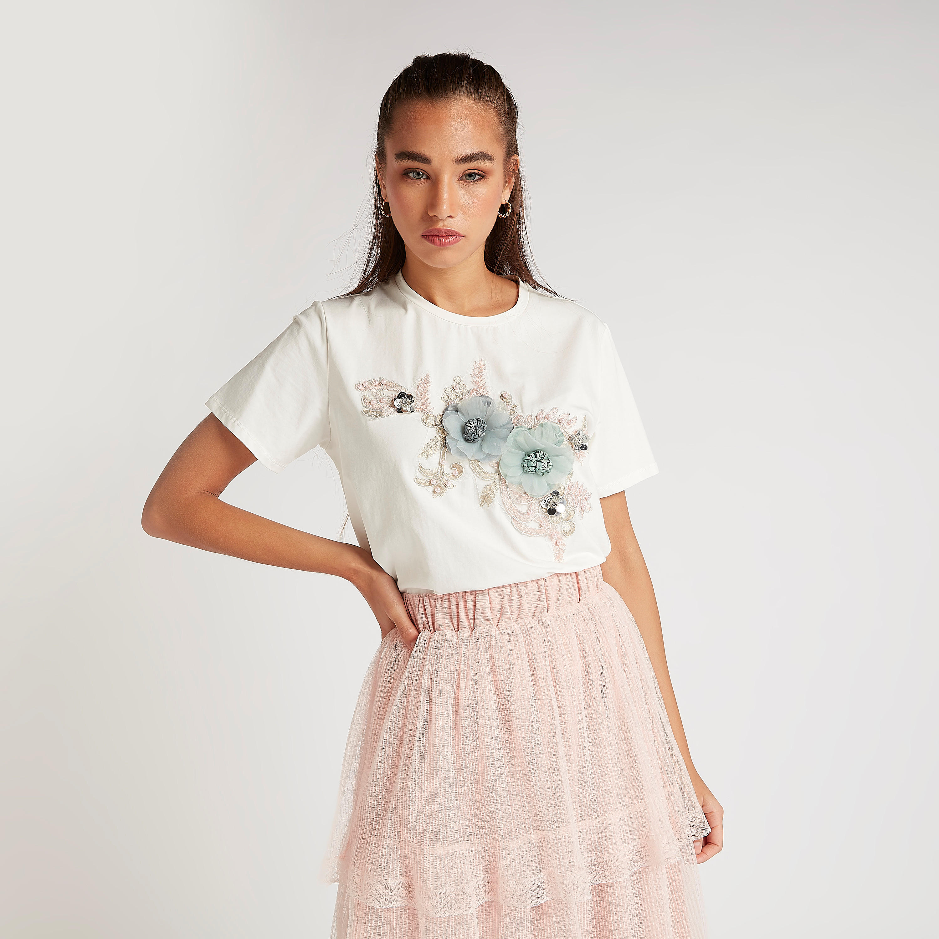 تيشيرت بياقة ضيّقة وأكمام قصيرة وطبعات أزهار من تو إكستريمز-women-clothing-tshirts-image-5