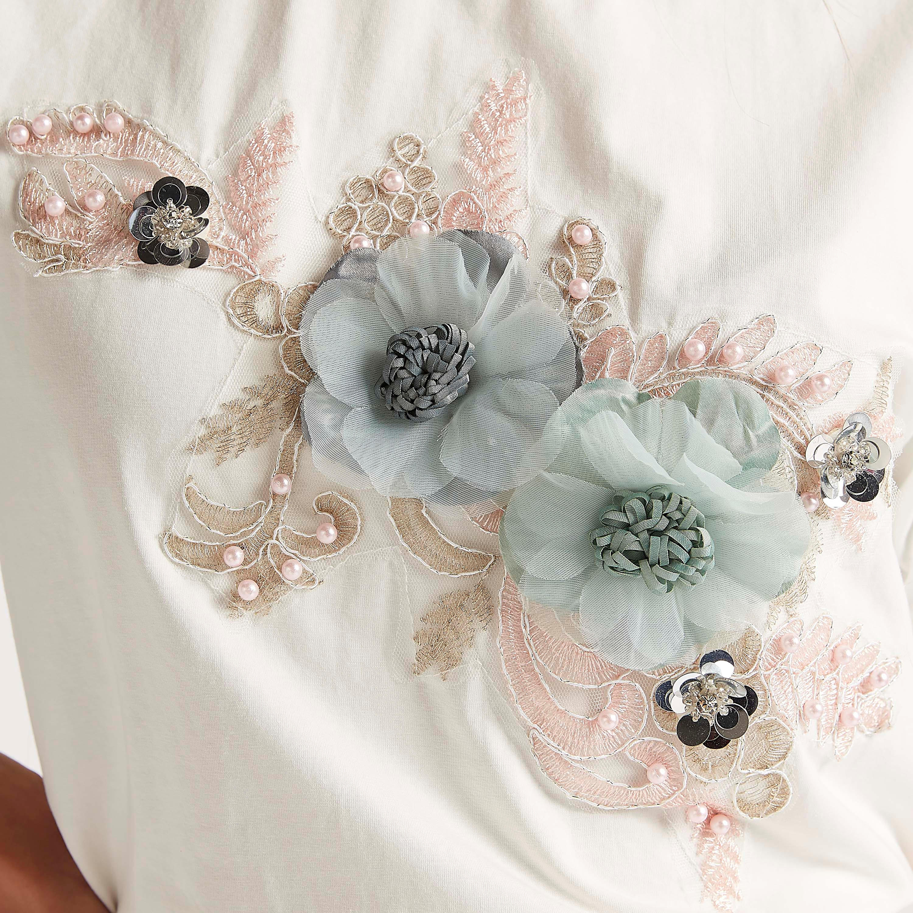 تيشيرت بياقة ضيّقة وأكمام قصيرة وطبعات أزهار من تو إكستريمز-women-clothing-tshirts-image-7