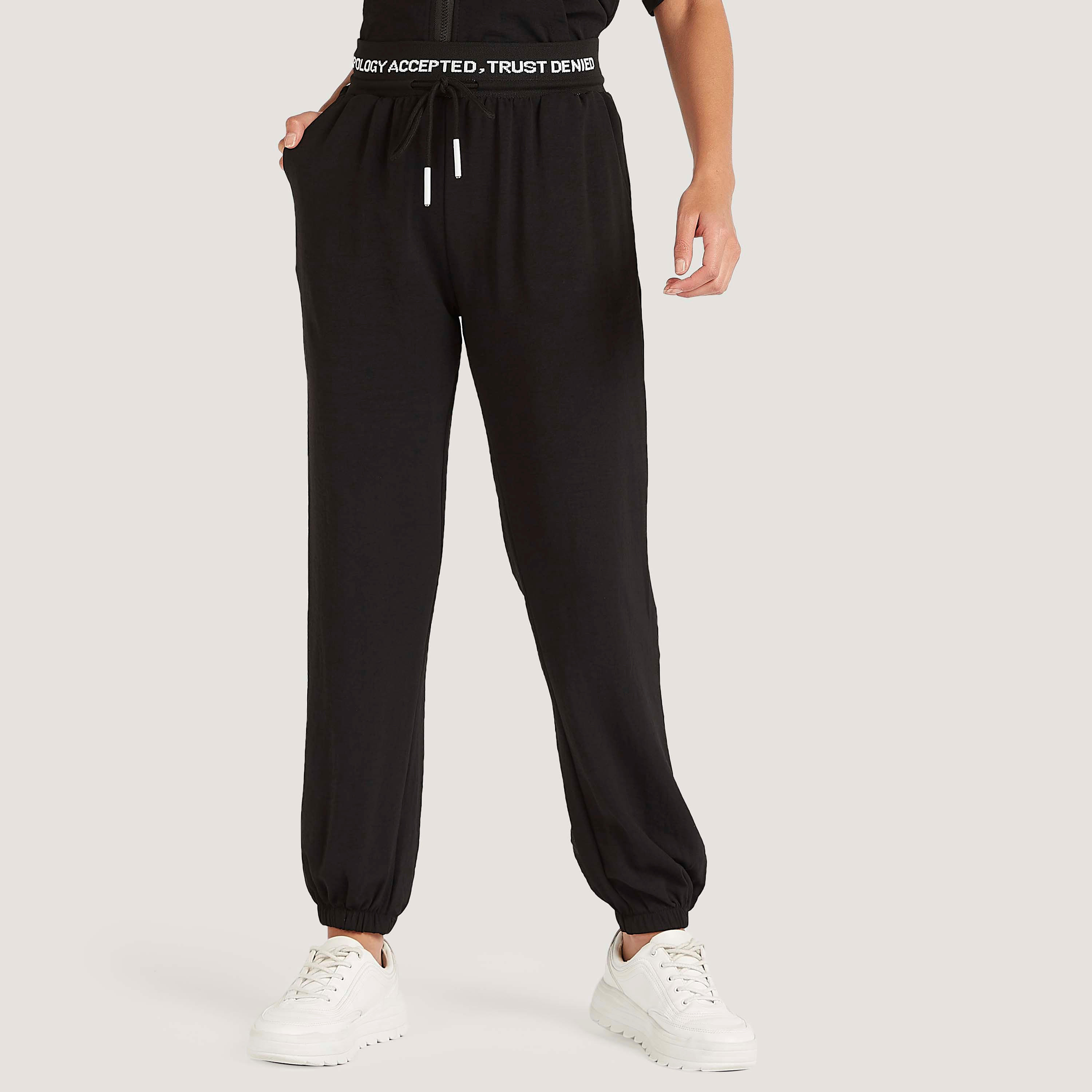 بنطلون رياضي بخصر مطّاطي مرتفع وطبعات من تو إكستريمز-women-clothing-bottoms-joggers-image-1