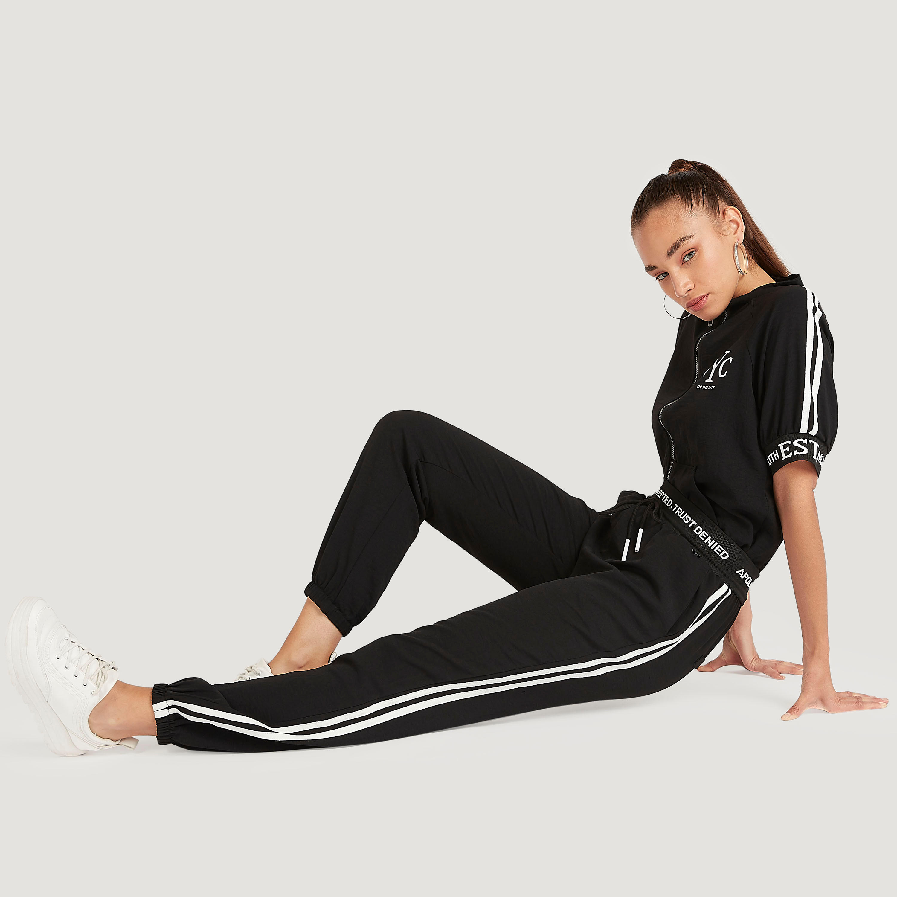 بنطلون رياضي بخصر مطّاطي مرتفع وطبعات من تو إكستريمز-women-clothing-bottoms-joggers-image-2