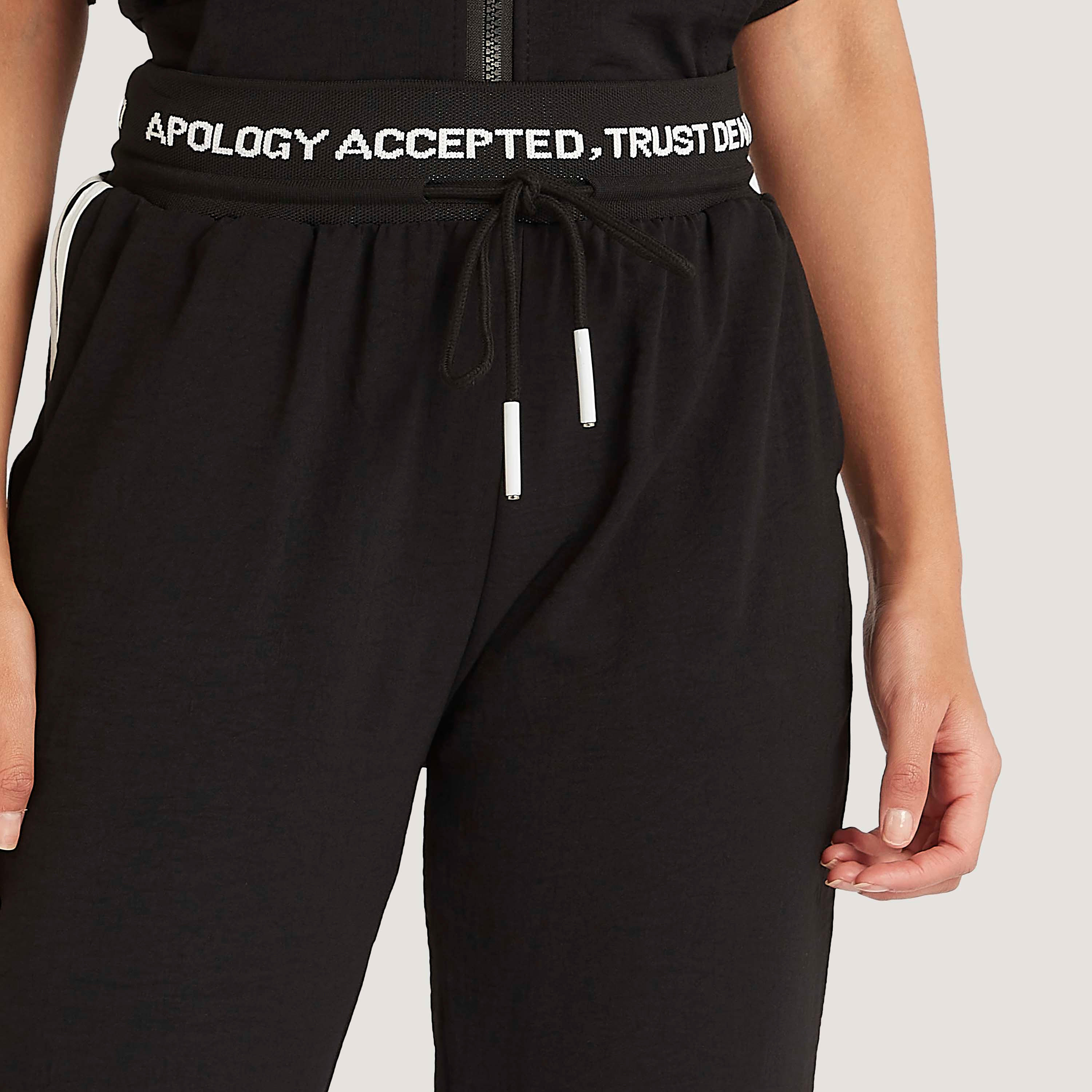 بنطلون رياضي بخصر مطّاطي مرتفع وطبعات من تو إكستريمز-women-clothing-bottoms-joggers-image-3