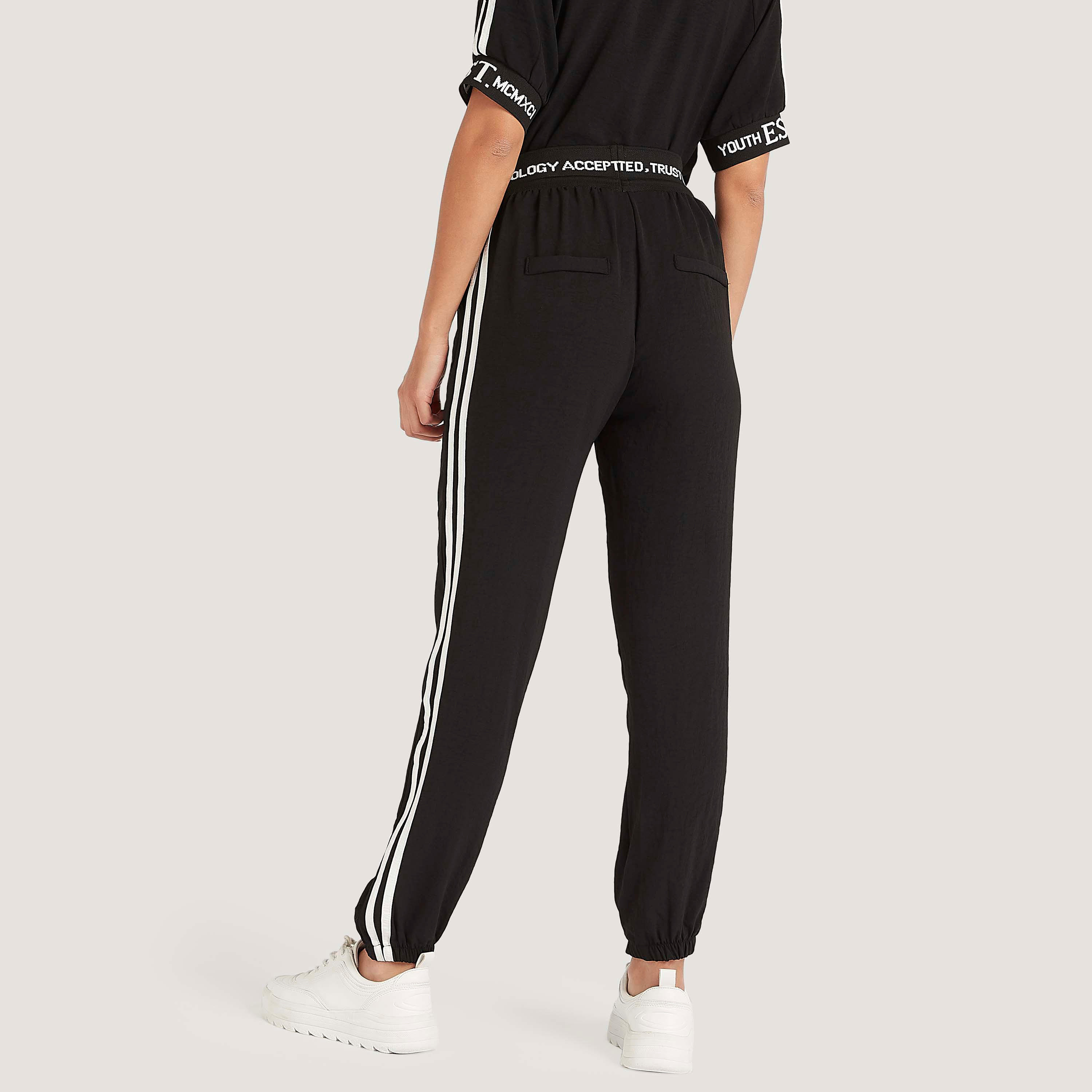 بنطلون رياضي بخصر مطّاطي مرتفع وطبعات من تو إكستريمز-women-clothing-bottoms-joggers-image-4