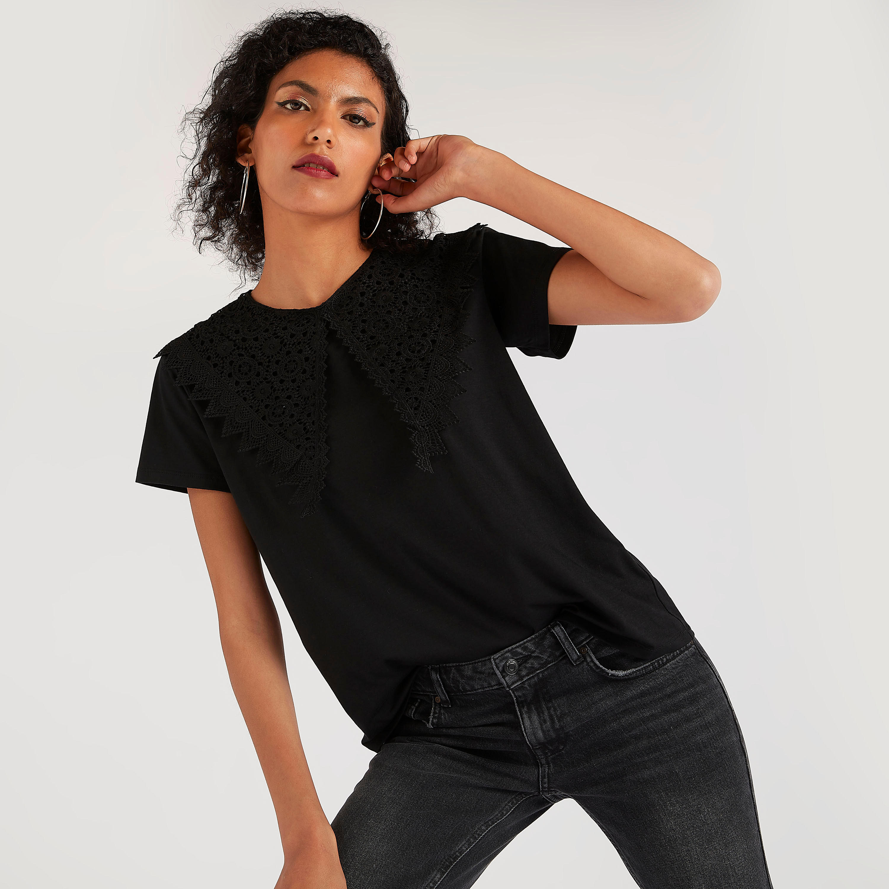 بلوزة دانتيل بياقة ضيّقة وأكمام قصيرة من تو إكستريمز-women-clothing-shirtsandblouses-blouses-image-1