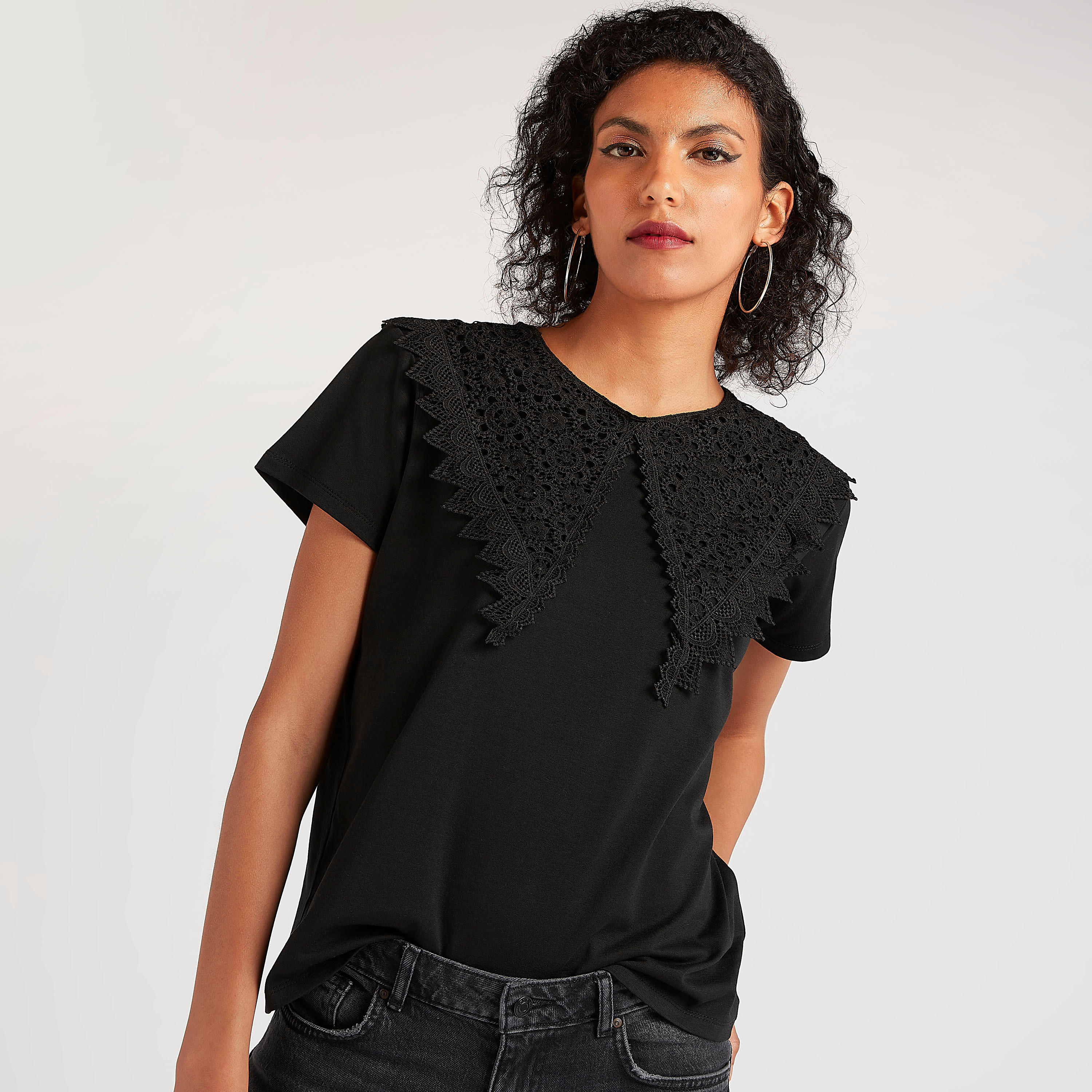 بلوزة دانتيل بياقة ضيّقة وأكمام قصيرة من تو إكستريمز-women-clothing-shirtsandblouses-blouses-image-3