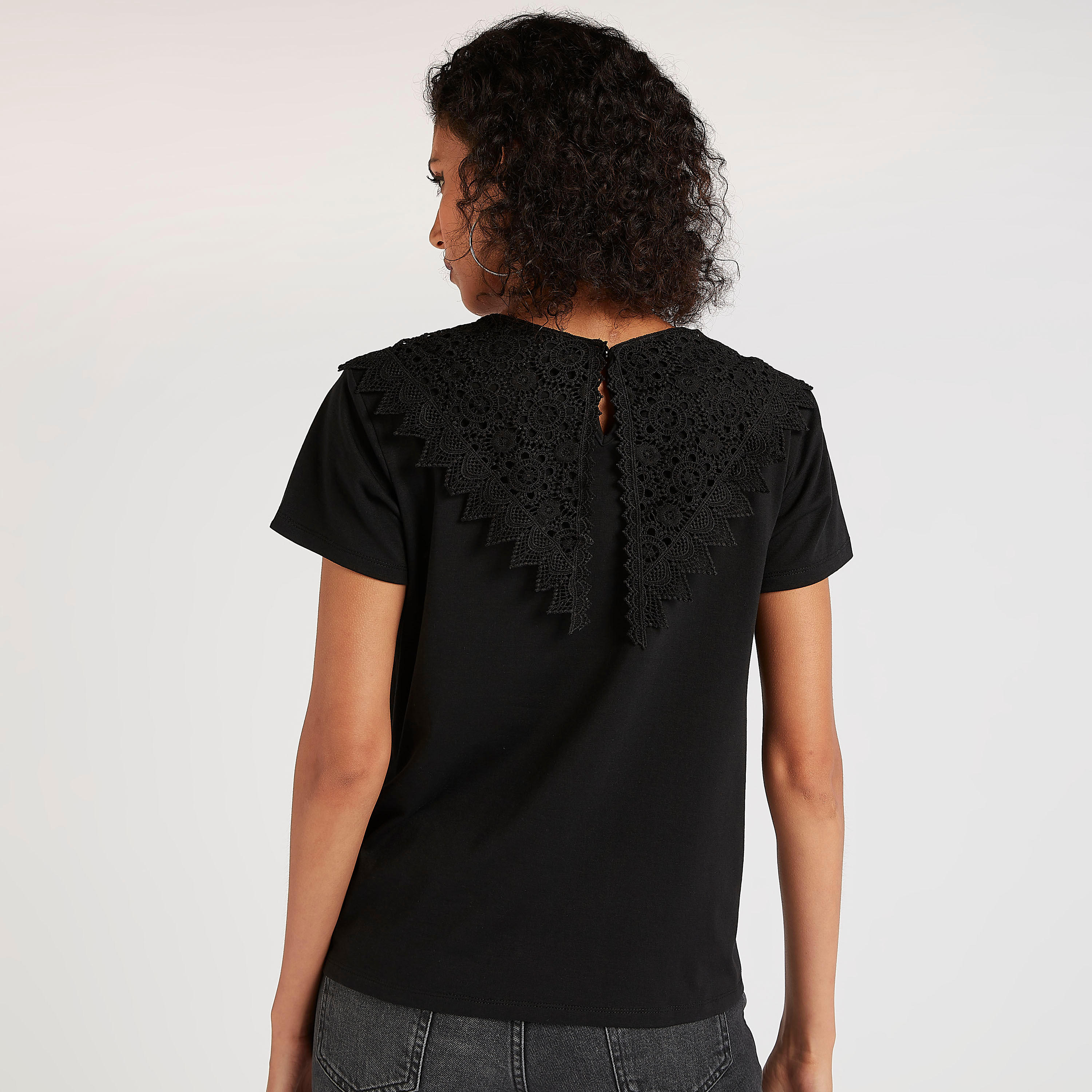بلوزة دانتيل بياقة ضيّقة وأكمام قصيرة من تو إكستريمز-women-clothing-shirtsandblouses-blouses-image-4