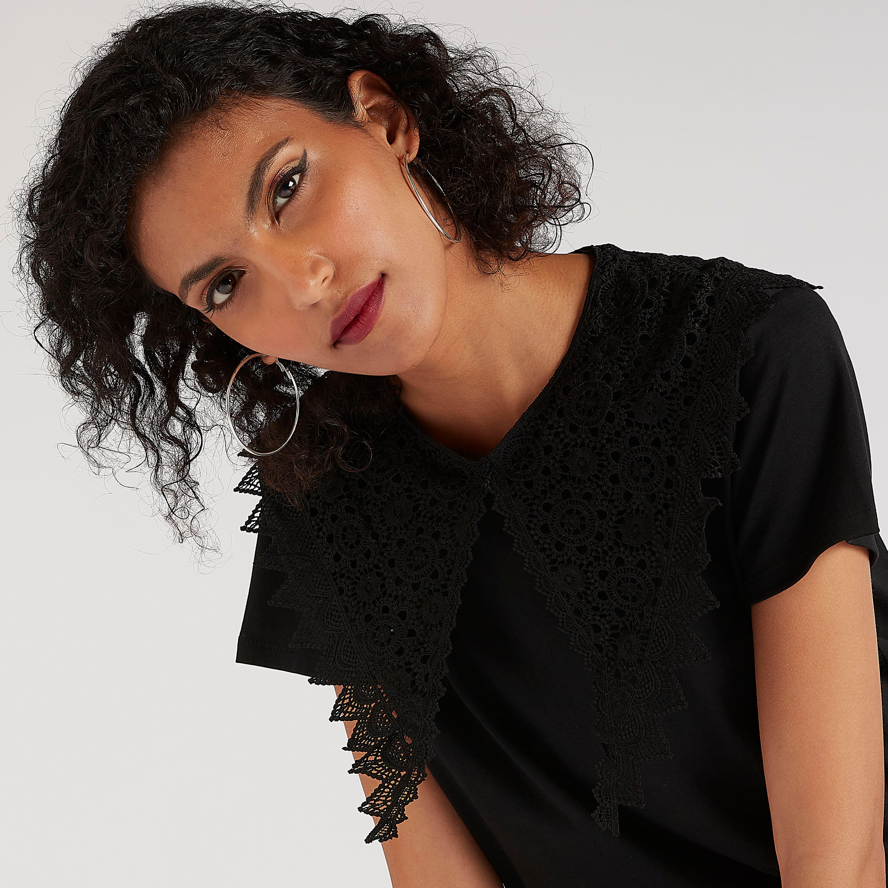 بلوزة دانتيل بياقة ضيّقة وأكمام قصيرة من تو إكستريمز-women-clothing-shirtsandblouses-blouses-image-5