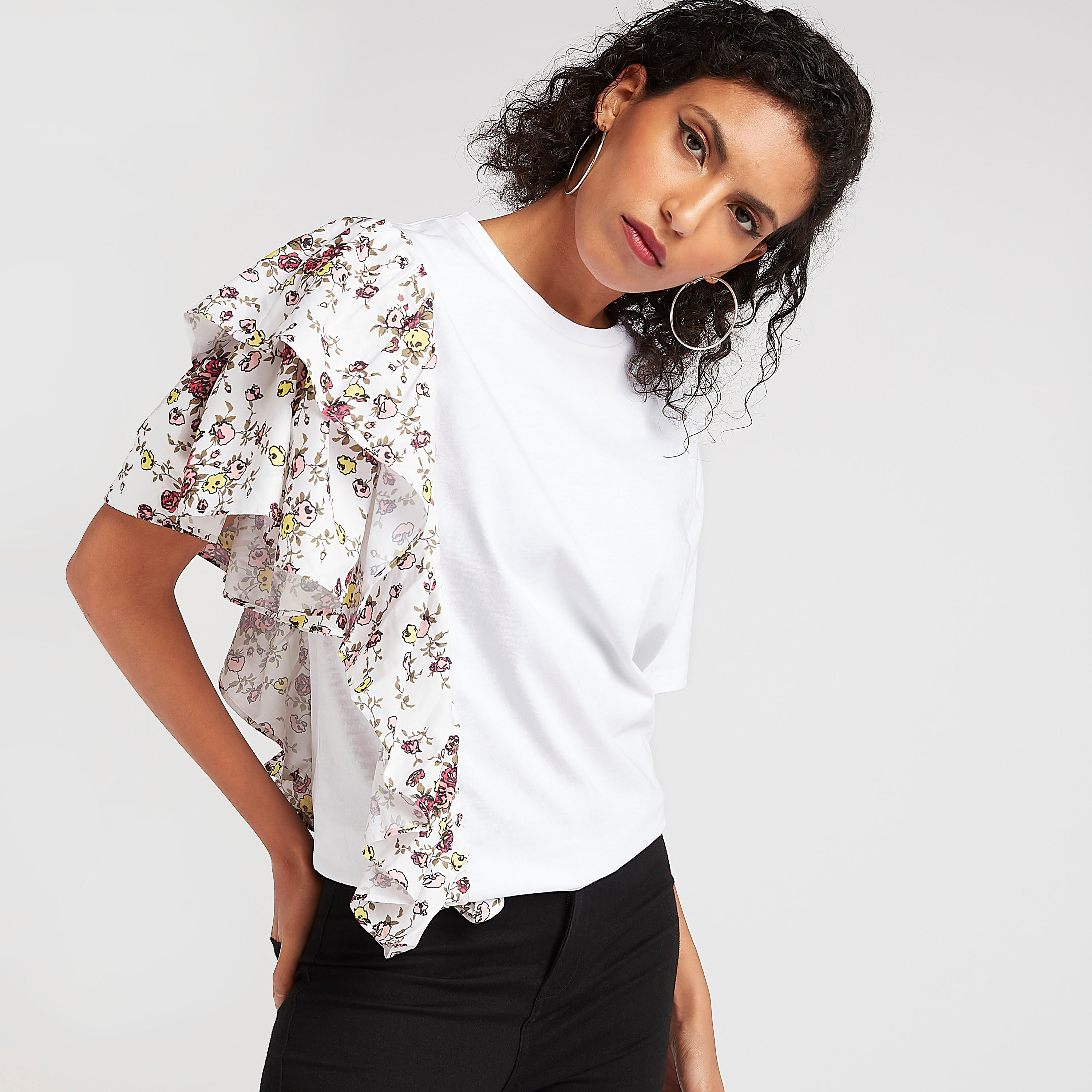 بلوزة بياقة ضيّقة وطبعات أزهار وأكمام بكشكشة من تو إكستريمز-women-clothing-shirtsandblouses-blouses-image-1