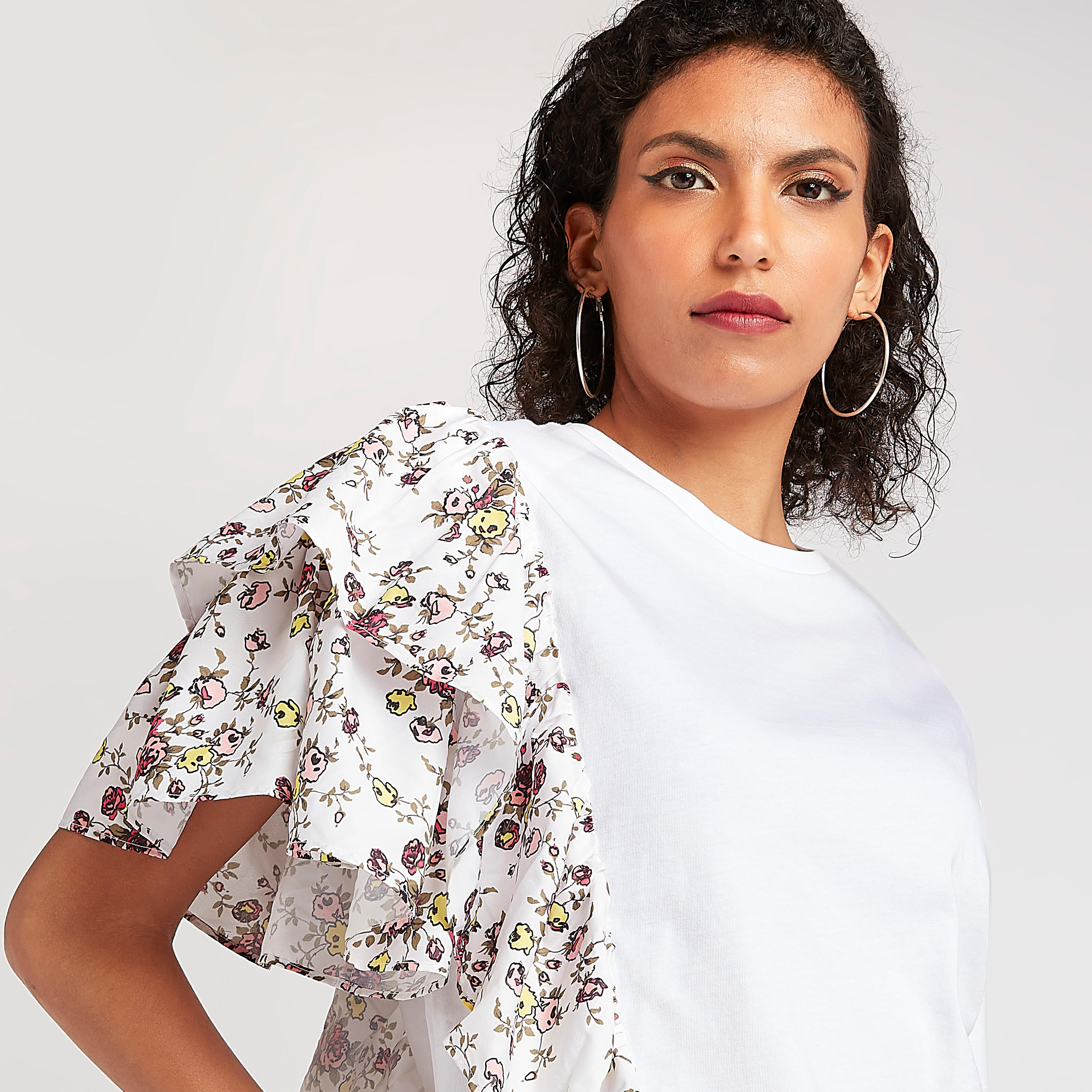 بلوزة بياقة ضيّقة وطبعات أزهار وأكمام بكشكشة من تو إكستريمز-women-clothing-shirtsandblouses-blouses-image-3