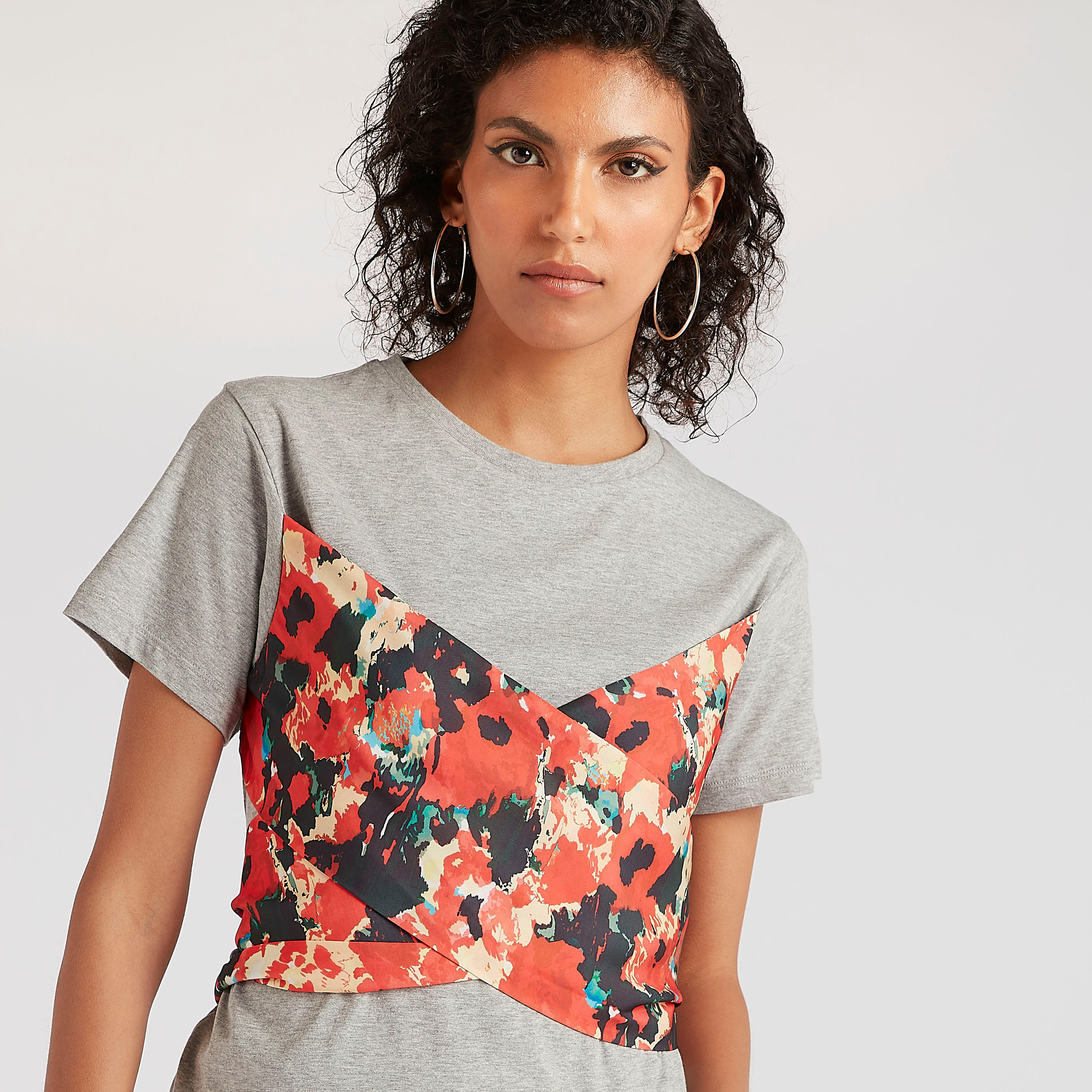 تيشيرت بأكمام قصيرة وياقة مستديرة وطبعات أزهار وأربطة من تو إكستريمز-women-clothing-tshirts-image-1