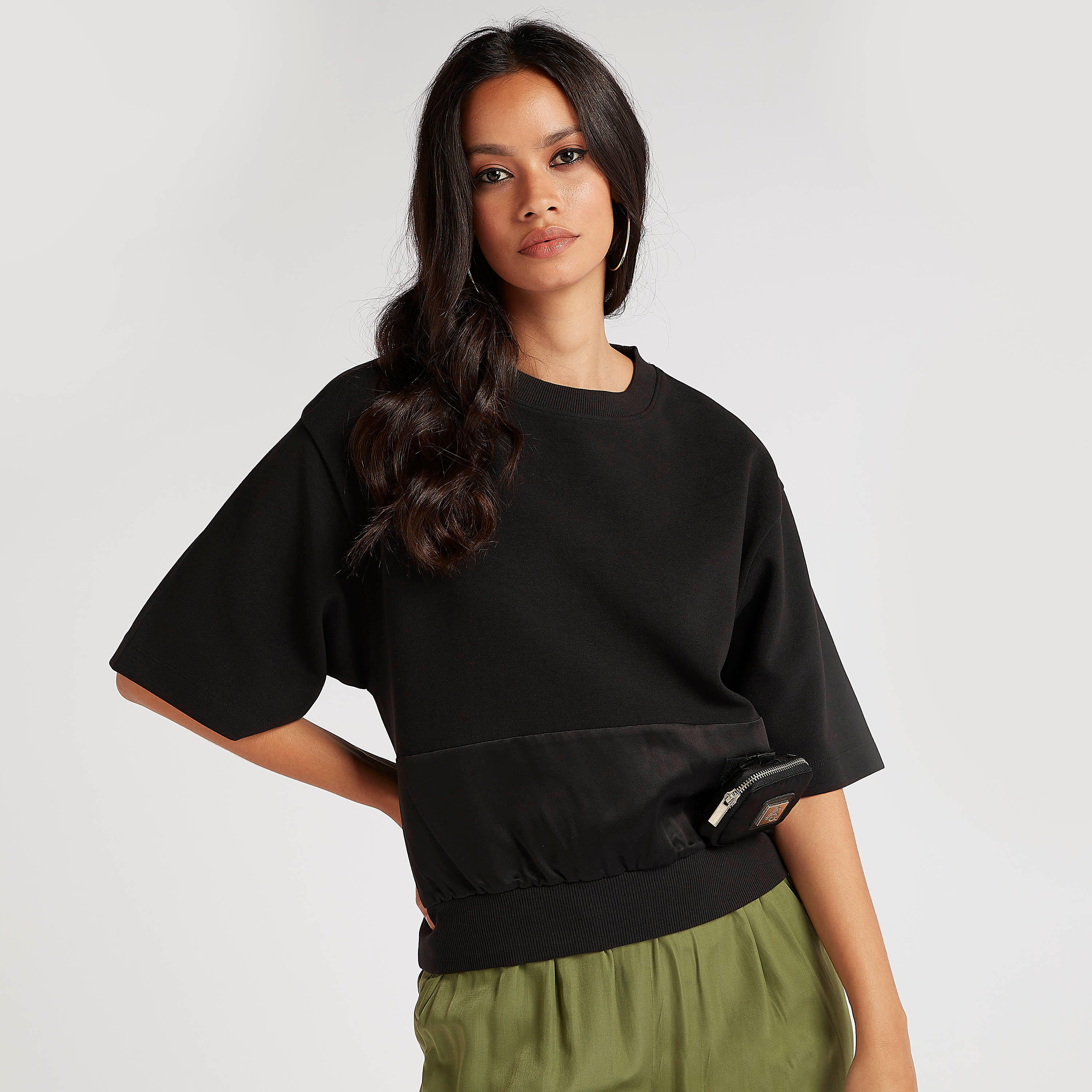 تيشيرت بياقة ضيّقة وزخرفة شنطة صغيرة وأكمام قصيرة من تو إكستريمز-women-clothing-tshirts-image-1