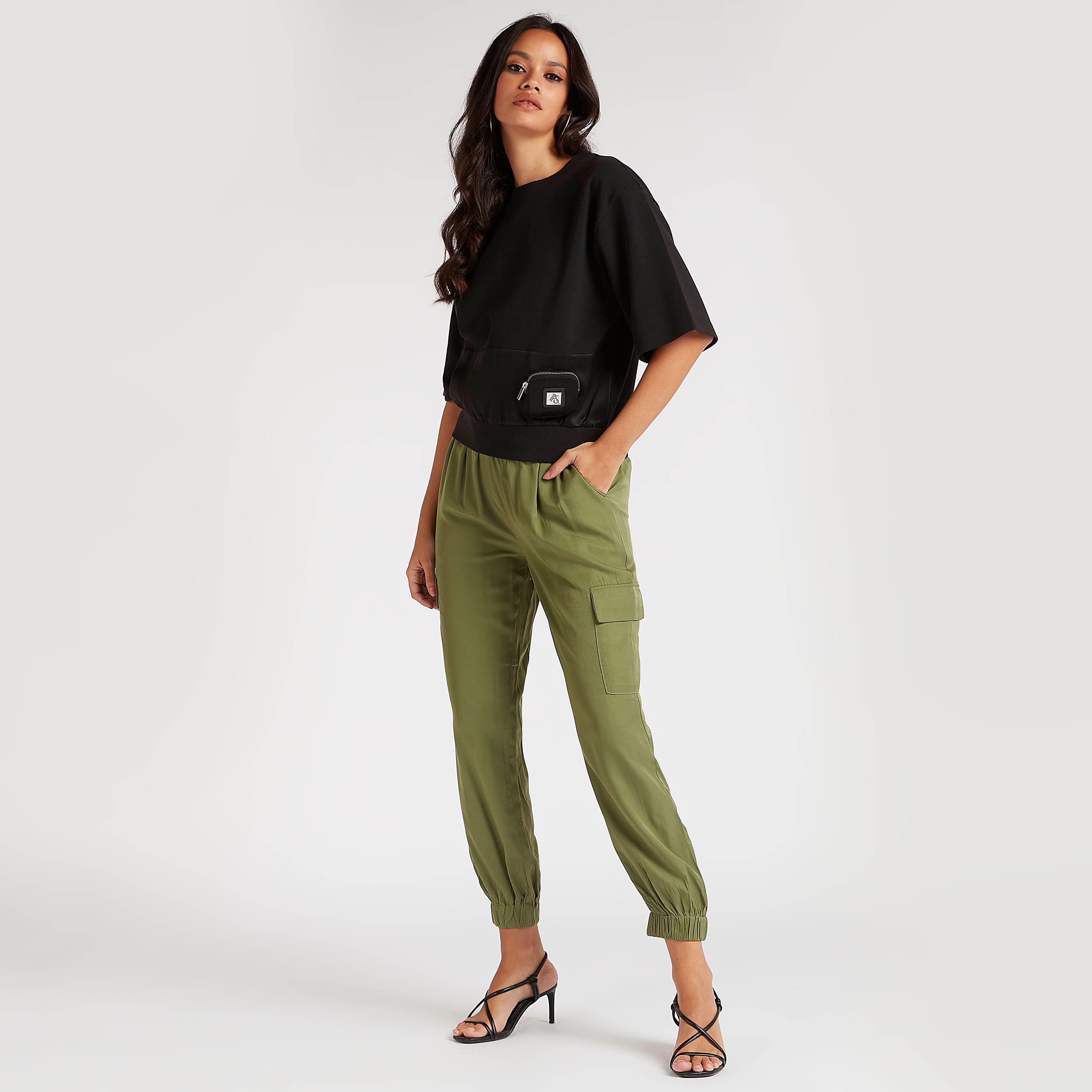 تيشيرت بياقة ضيّقة وزخرفة شنطة صغيرة وأكمام قصيرة من تو إكستريمز-women-clothing-tshirts-image-2