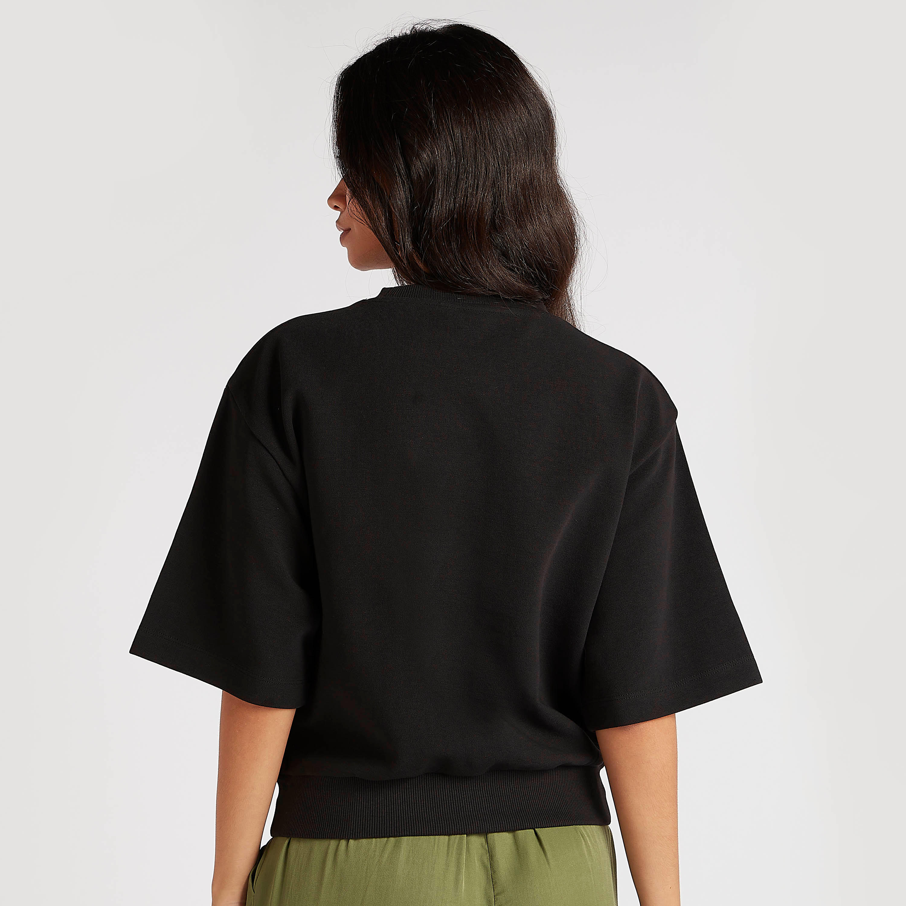 تيشيرت بياقة ضيّقة وزخرفة شنطة صغيرة وأكمام قصيرة من تو إكستريمز-women-clothing-tshirts-image-4