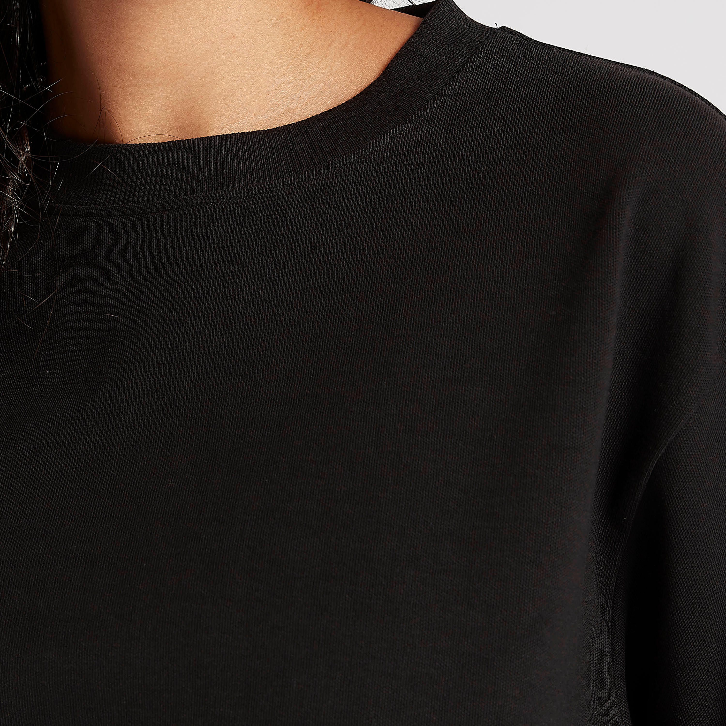 تيشيرت بياقة ضيّقة وزخرفة شنطة صغيرة وأكمام قصيرة من تو إكستريمز-women-clothing-tshirts-image-5