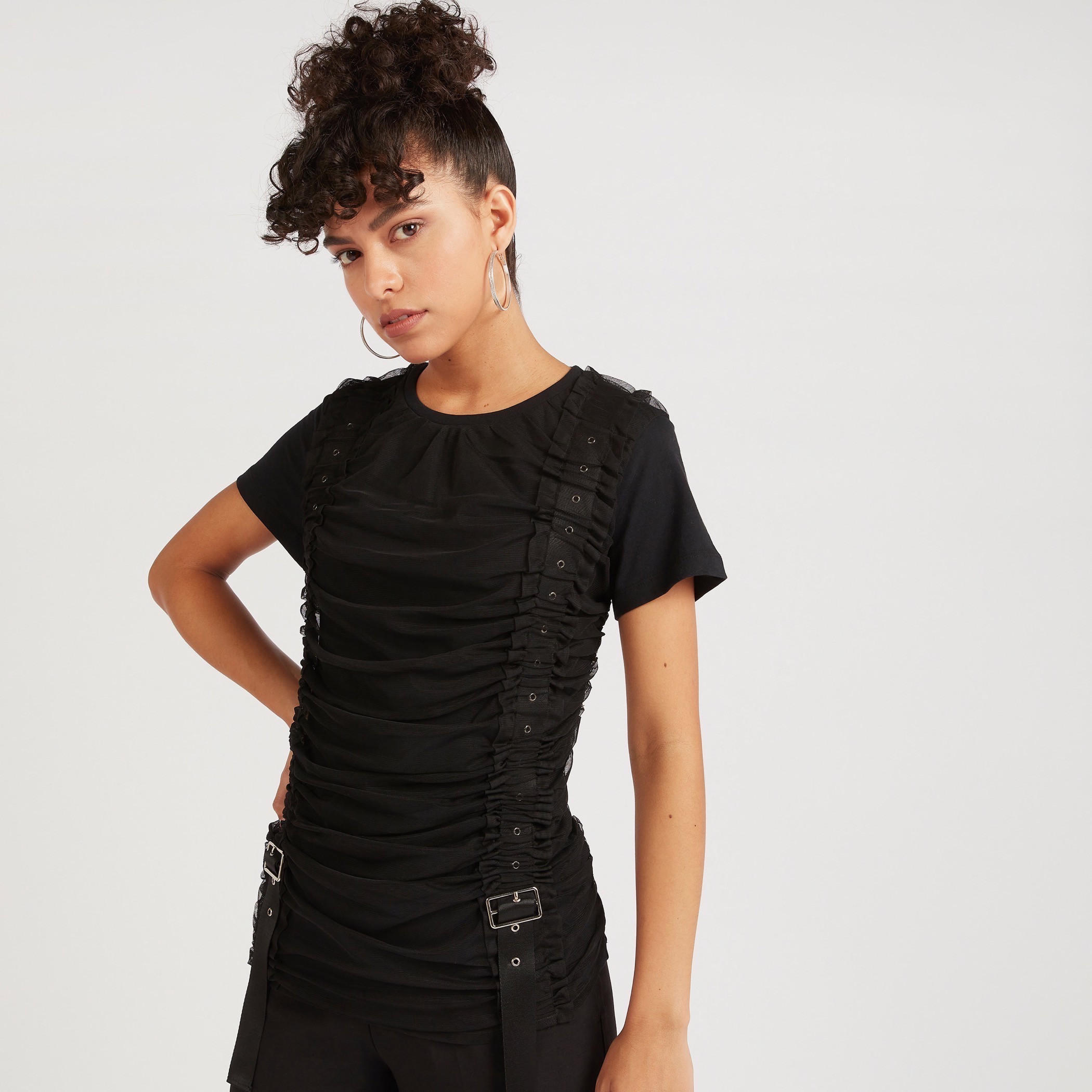 بلوزة بياقة ضيّقة بكسرات وأكمام قصيرة وزينة إبزيم من تو إكستريمز-women-clothing-shirtsandblouses-blouses-image-1