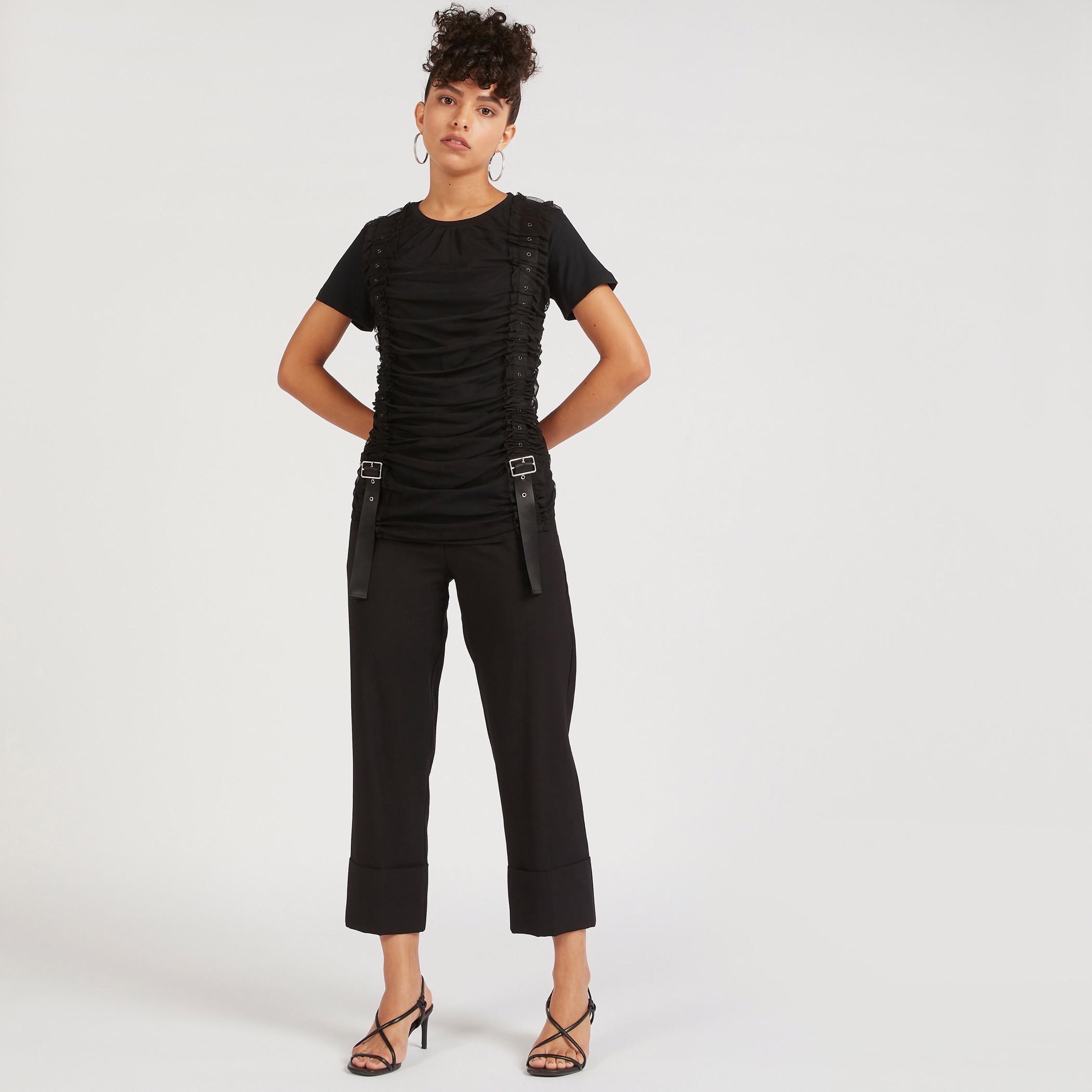 بلوزة بياقة ضيّقة بكسرات وأكمام قصيرة وزينة إبزيم من تو إكستريمز-women-clothing-shirtsandblouses-blouses-image-2