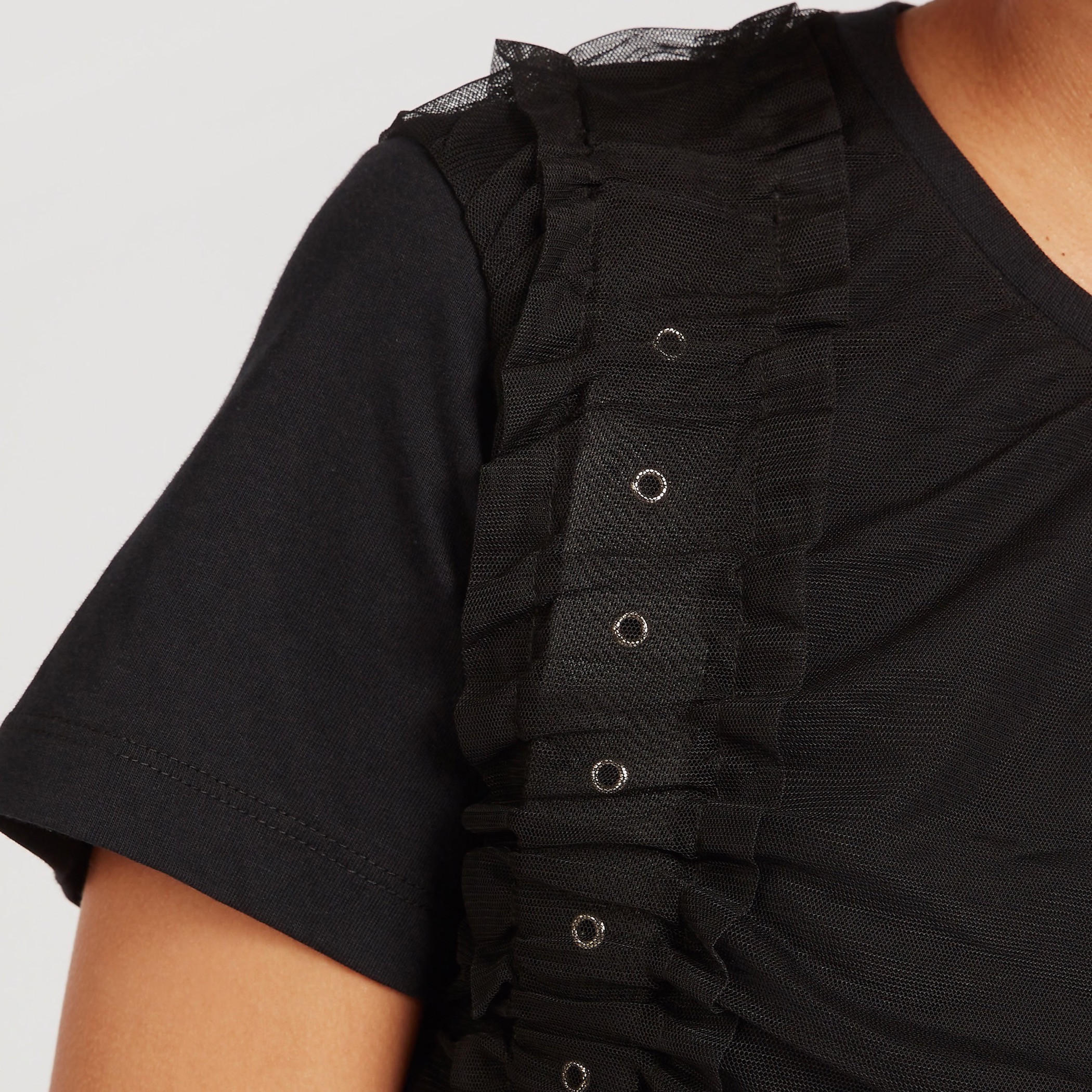 بلوزة بياقة ضيّقة بكسرات وأكمام قصيرة وزينة إبزيم من تو إكستريمز-women-clothing-shirtsandblouses-blouses-image-3