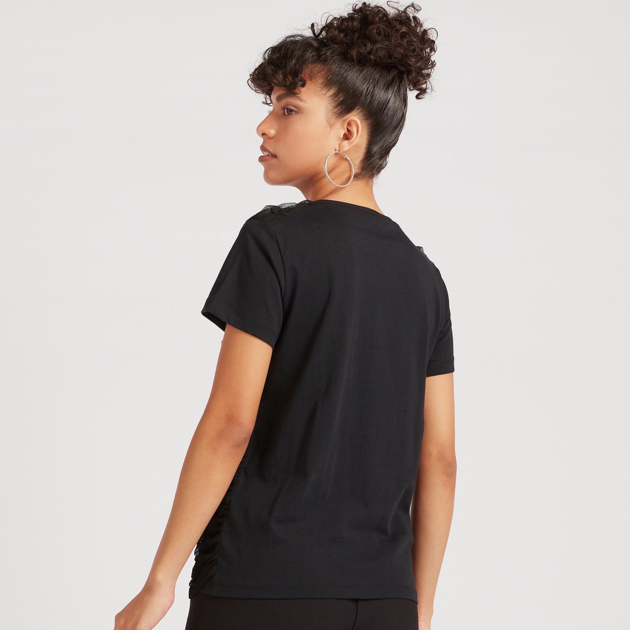 بلوزة بياقة ضيّقة بكسرات وأكمام قصيرة وزينة إبزيم من تو إكستريمز-women-clothing-shirtsandblouses-blouses-image-4