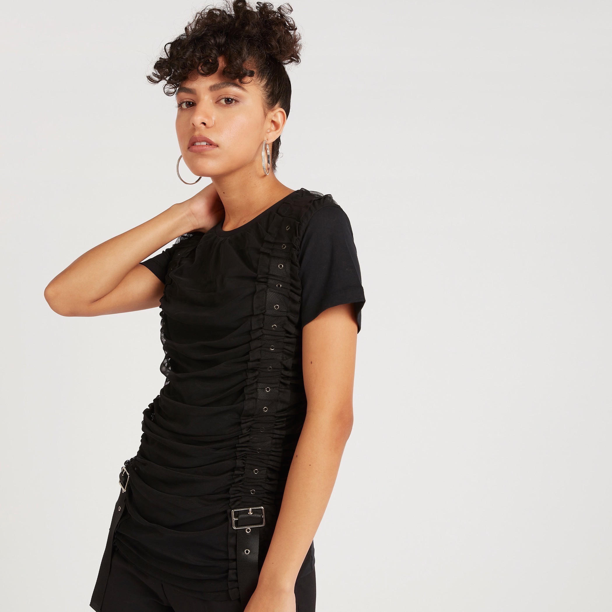 بلوزة بياقة ضيّقة بكسرات وأكمام قصيرة وزينة إبزيم من تو إكستريمز-women-clothing-shirtsandblouses-blouses-image-6