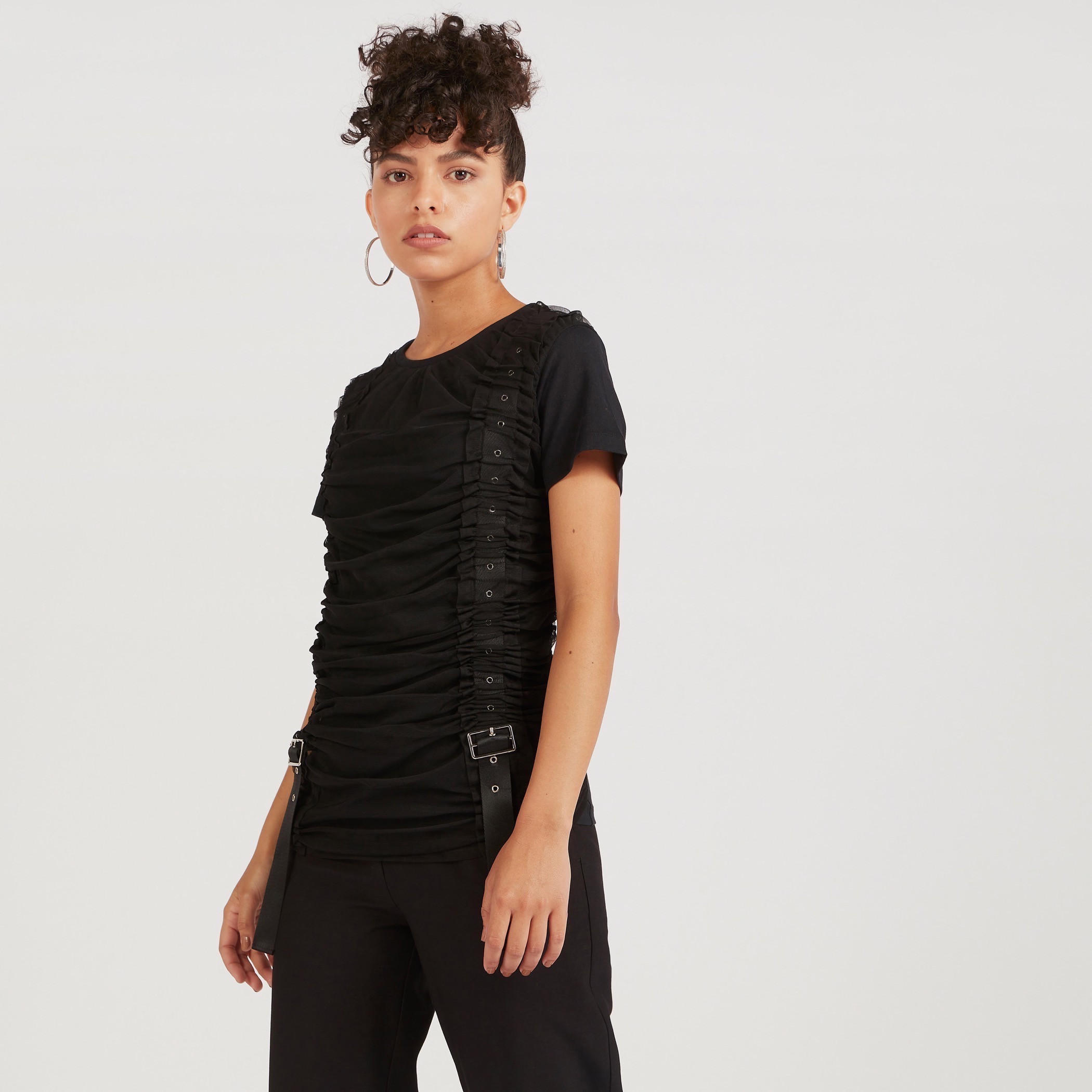 بلوزة بياقة ضيّقة بكسرات وأكمام قصيرة وزينة إبزيم من تو إكستريمز-women-clothing-shirtsandblouses-blouses-image-7