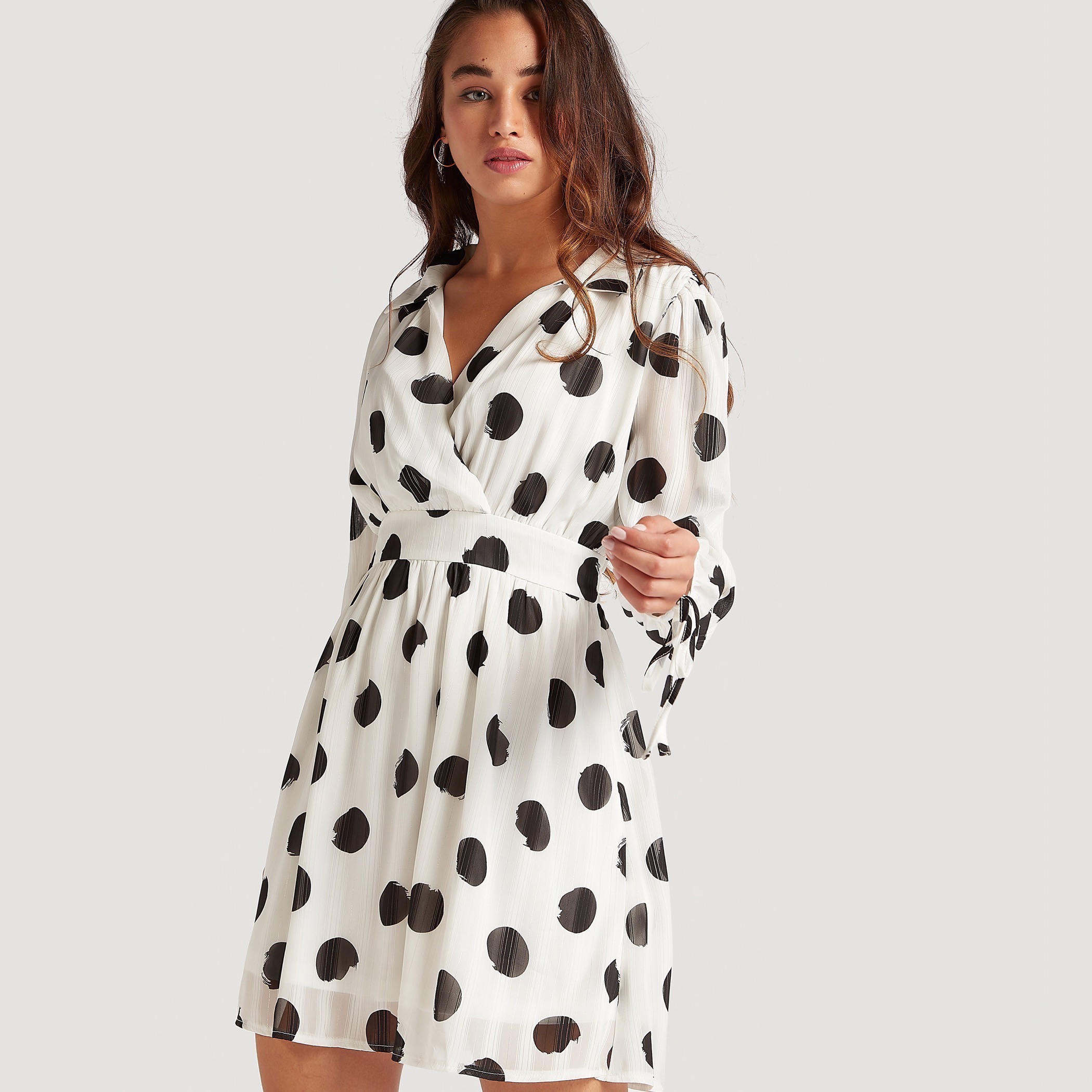 فستان قصير بطبعات منقّطة وأكمام طويلة وياقة عادية من تو إكستريمز-women-clothing-dresses-image-1
