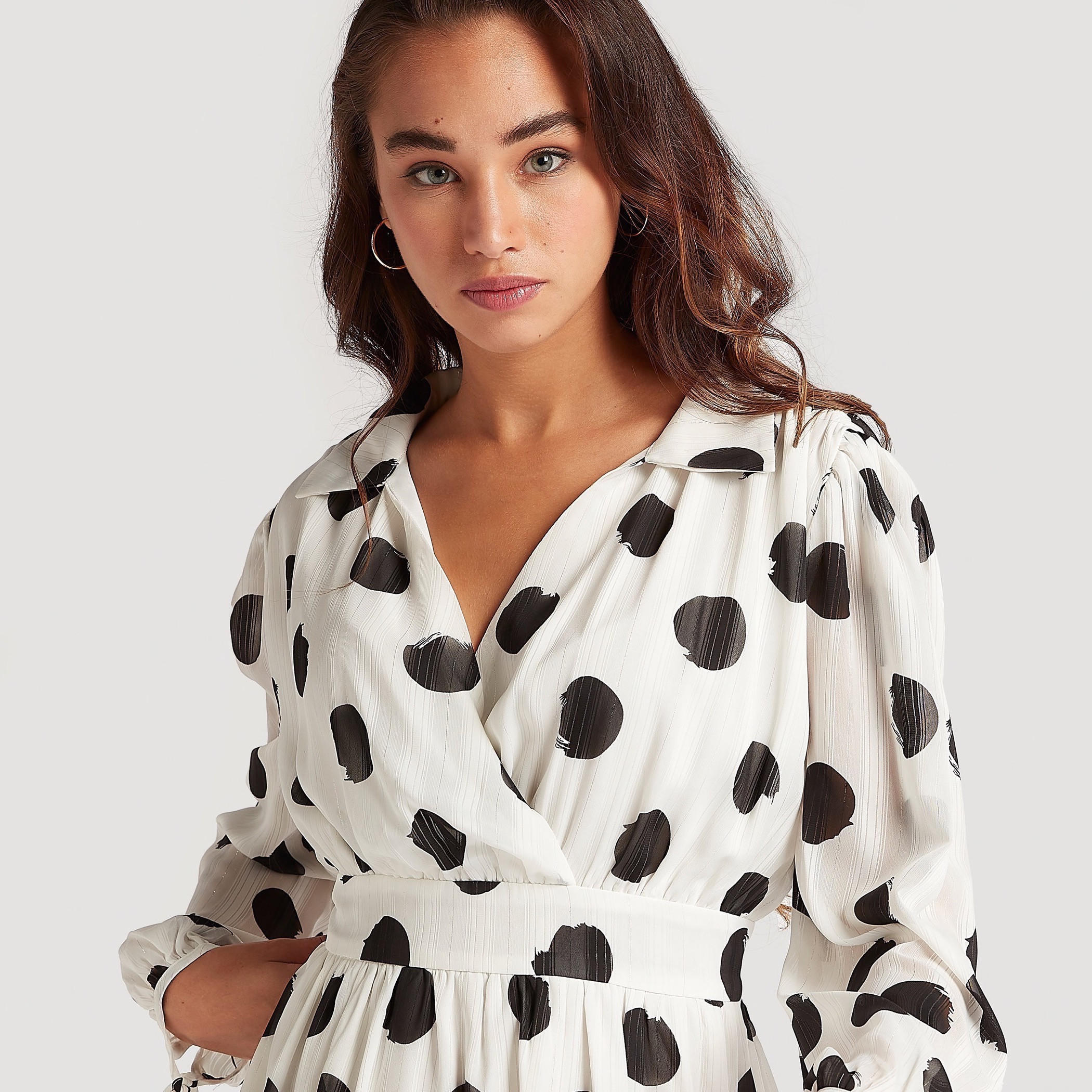 فستان قصير بطبعات منقّطة وأكمام طويلة وياقة عادية من تو إكستريمز-women-clothing-dresses-image-3