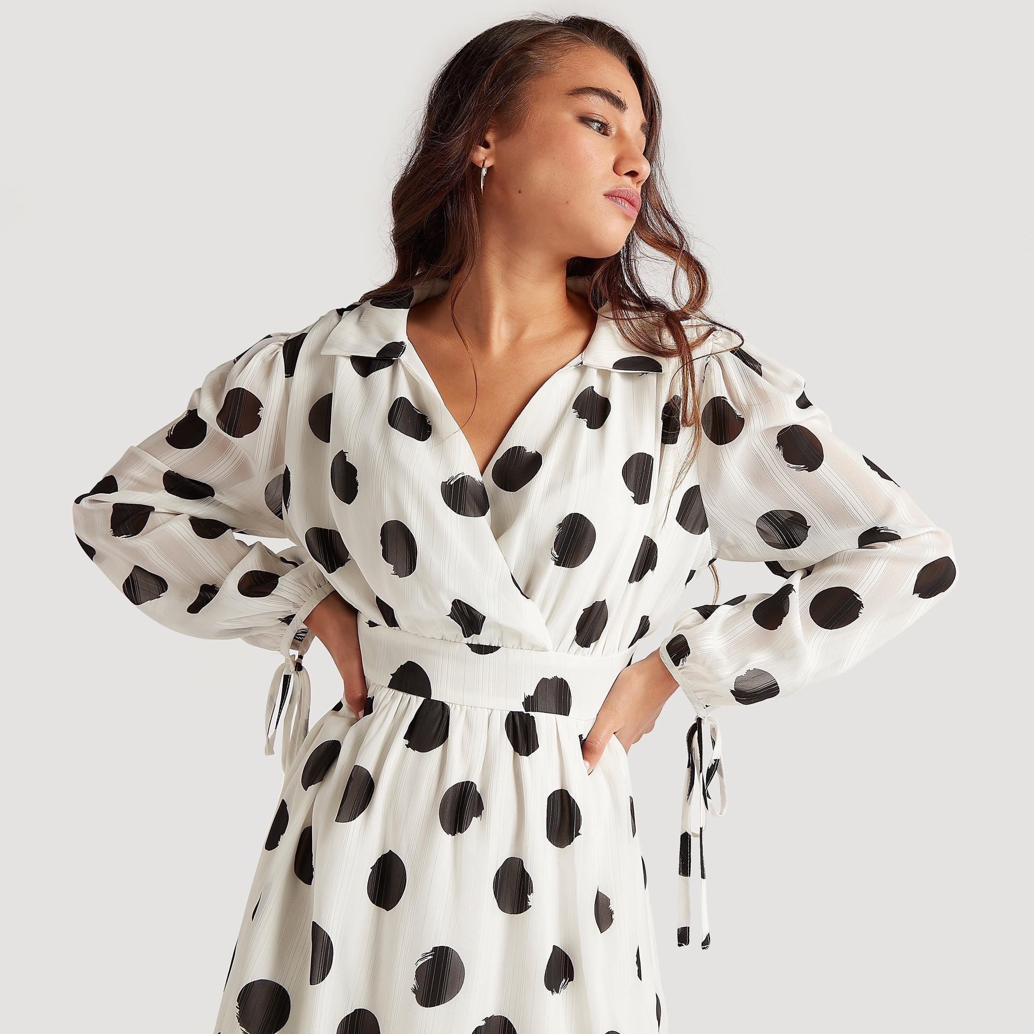 فستان قصير بطبعات منقّطة وأكمام طويلة وياقة عادية من تو إكستريمز-women-clothing-dresses-image-5